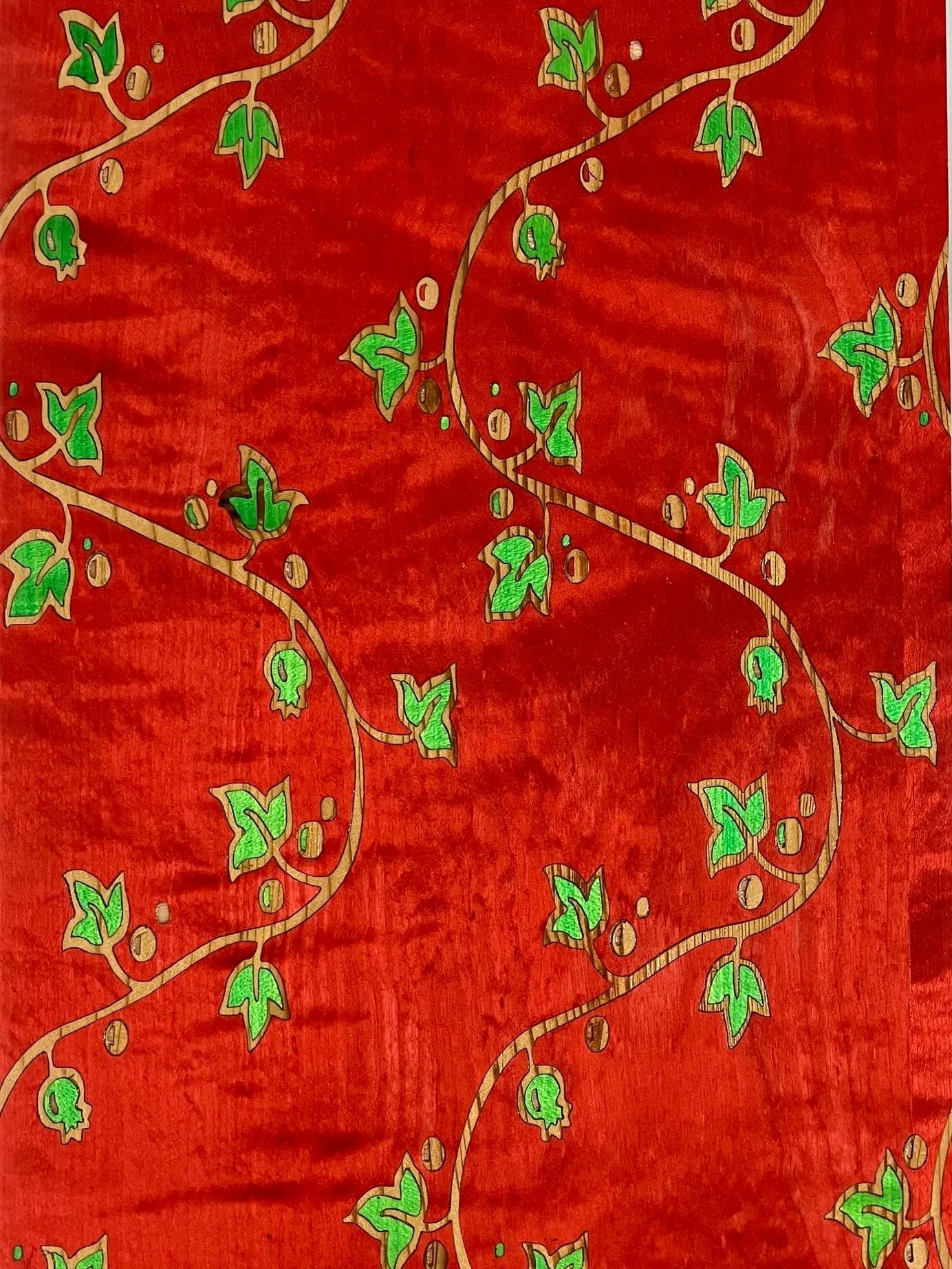 Un motif de branches avec des feuilles vertes sur un fond rouge