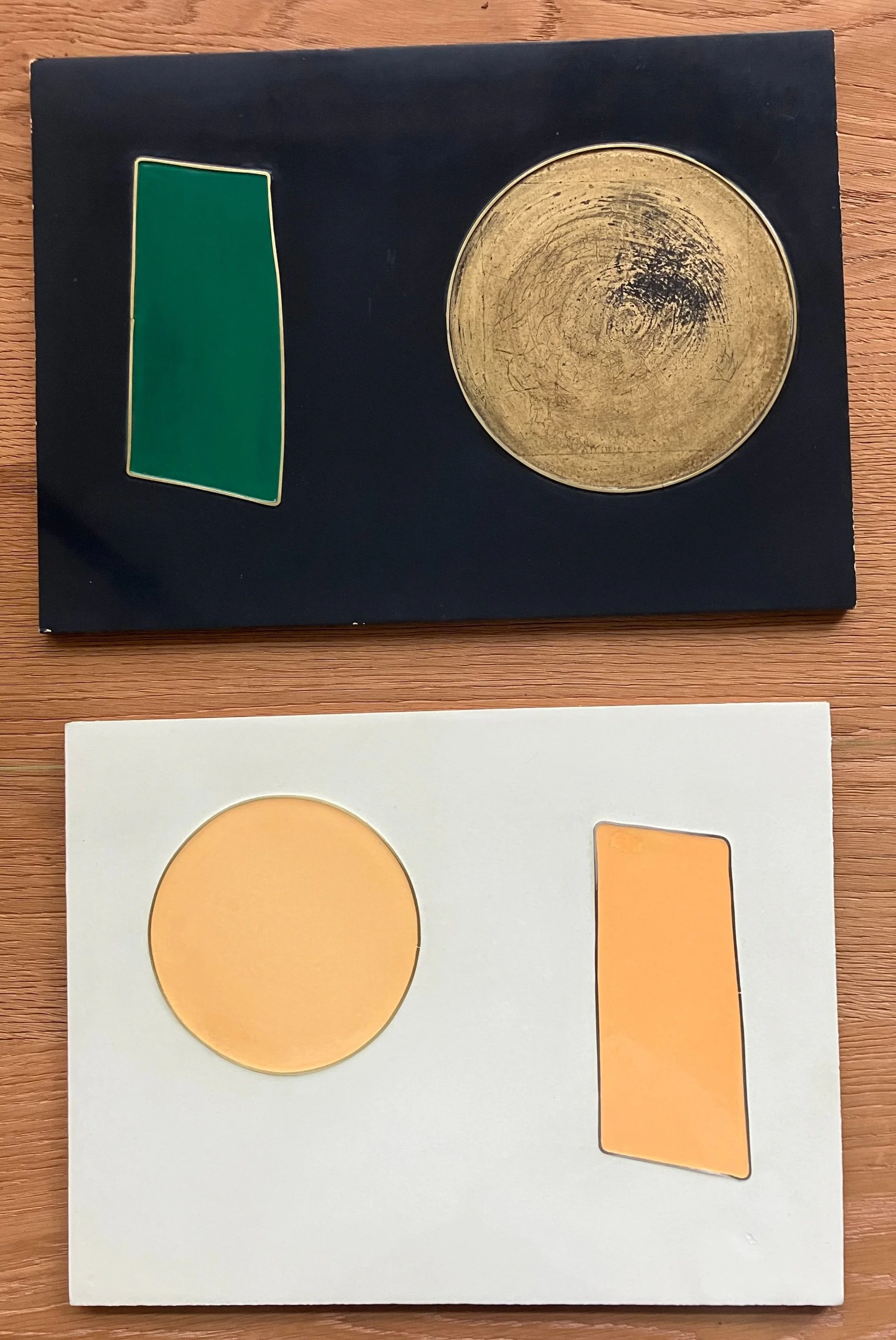 Deux objets artistiques foncés et clairs, chacun avec des formes géométriques. Objet supérieur: fond noir avec une forme rectangulaire vert foncé et un cercle doré. Objet inférieur: fond blanc avec un cercle orange pâle et une forme rectangulaire ora
