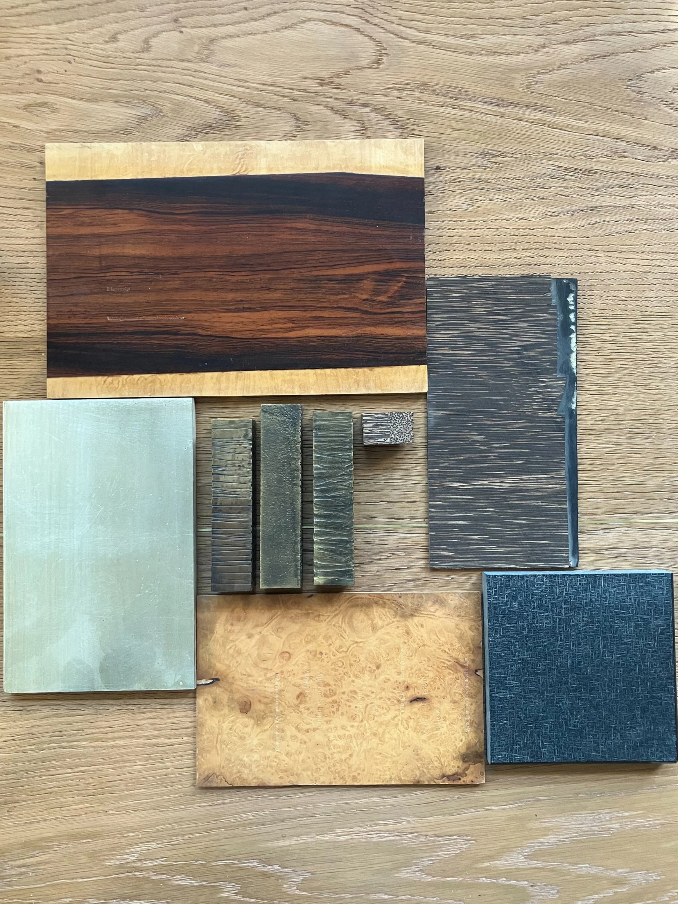 Exemples de différents types de bois, incluant planches en bois clair, foncé, vert et brossé, ainsi que plusieurs petites pièces de bois avec différentes textures