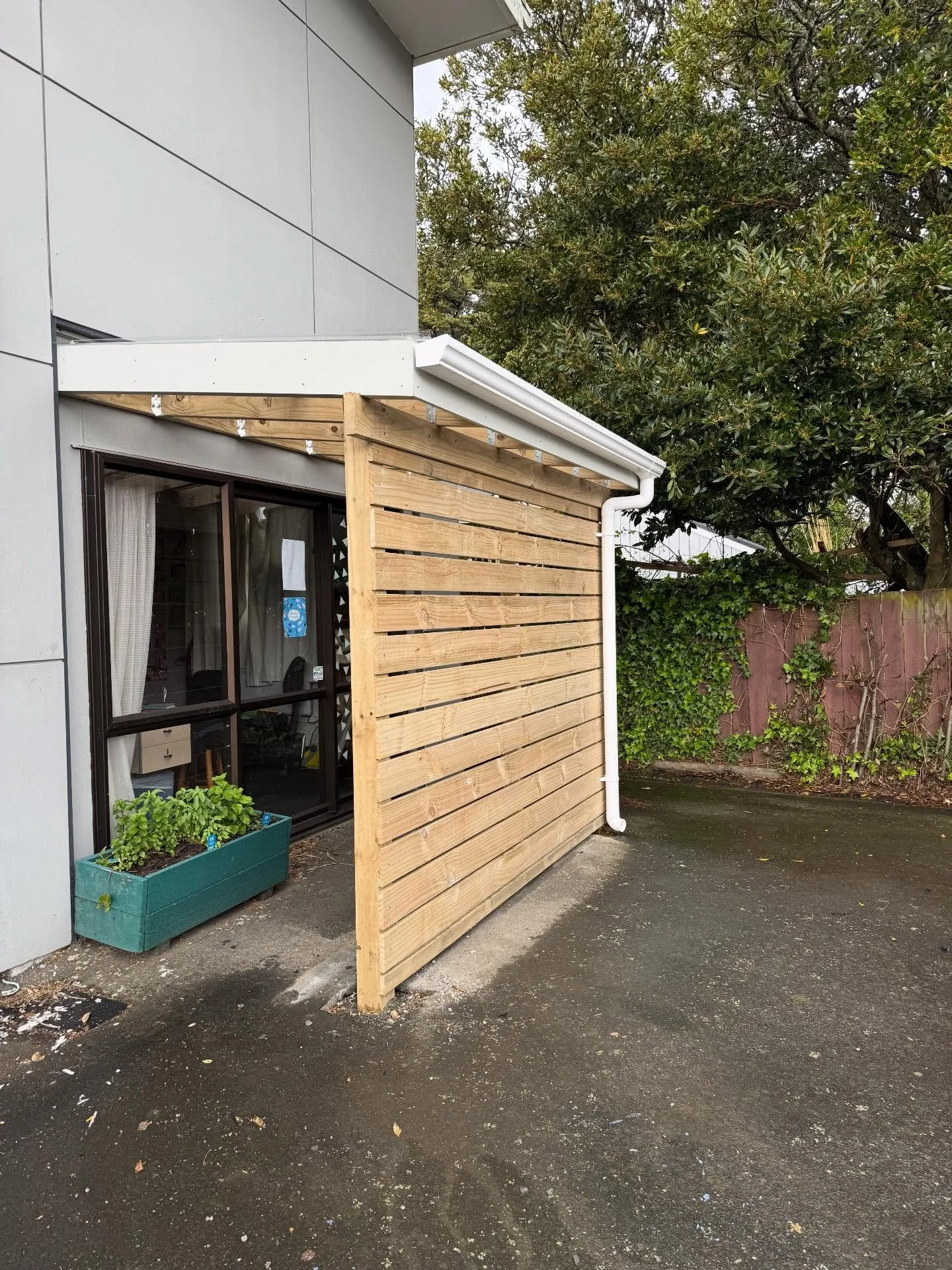 Another outdoor upgrade. Built a new outdoor privacy screen and added a clear light roof to keep things bright but sheltered. Perfect spot now for a cuppa, BBQ, or just to escape the neighbours 👀