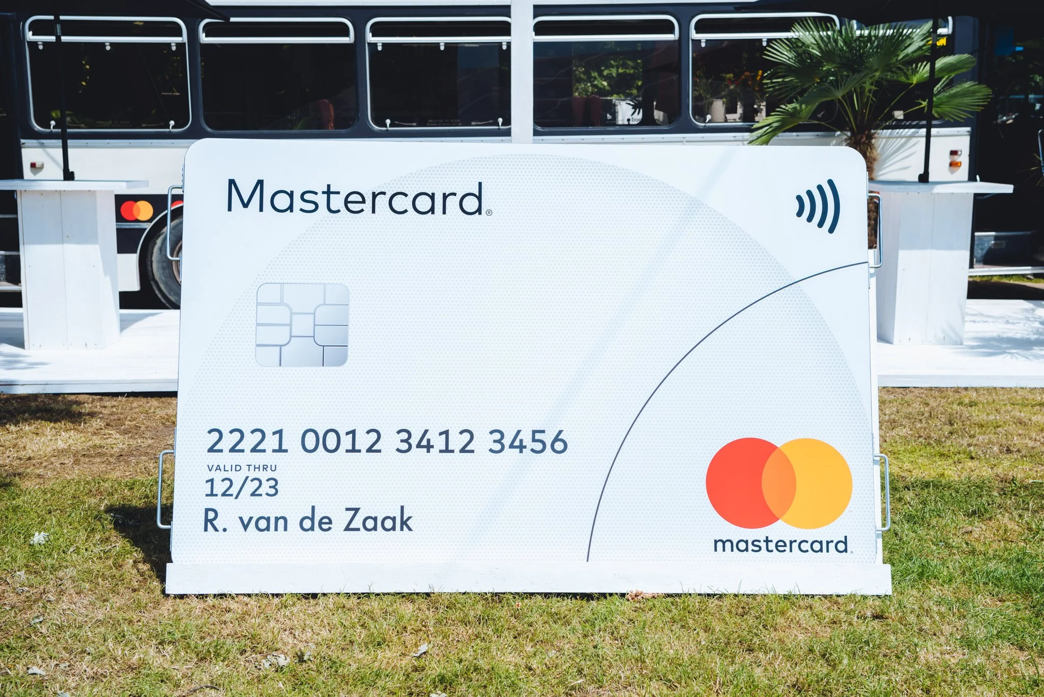 AANDACHT OP HET JUISTE PUNT. Van displays tot schapcommunicatie: wij creëren POS-materialen die verkopen.