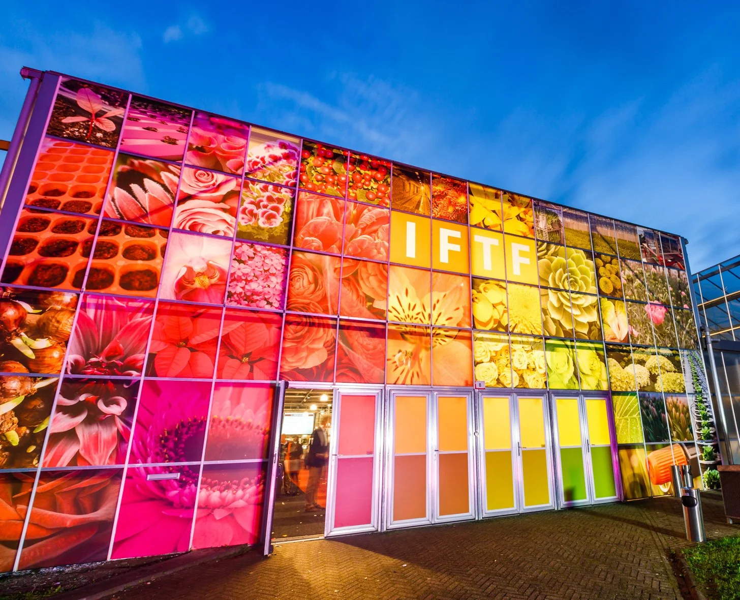 IMPACT IN XXL-FORMAAT. Met een building wrap verander je een gebouw in een krachtig reclameobject.