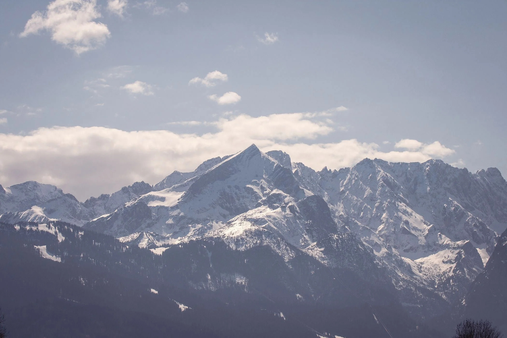 Panoramablick auf das Wetterstein Bergmassiv mit Alpspitze und Zugspitze