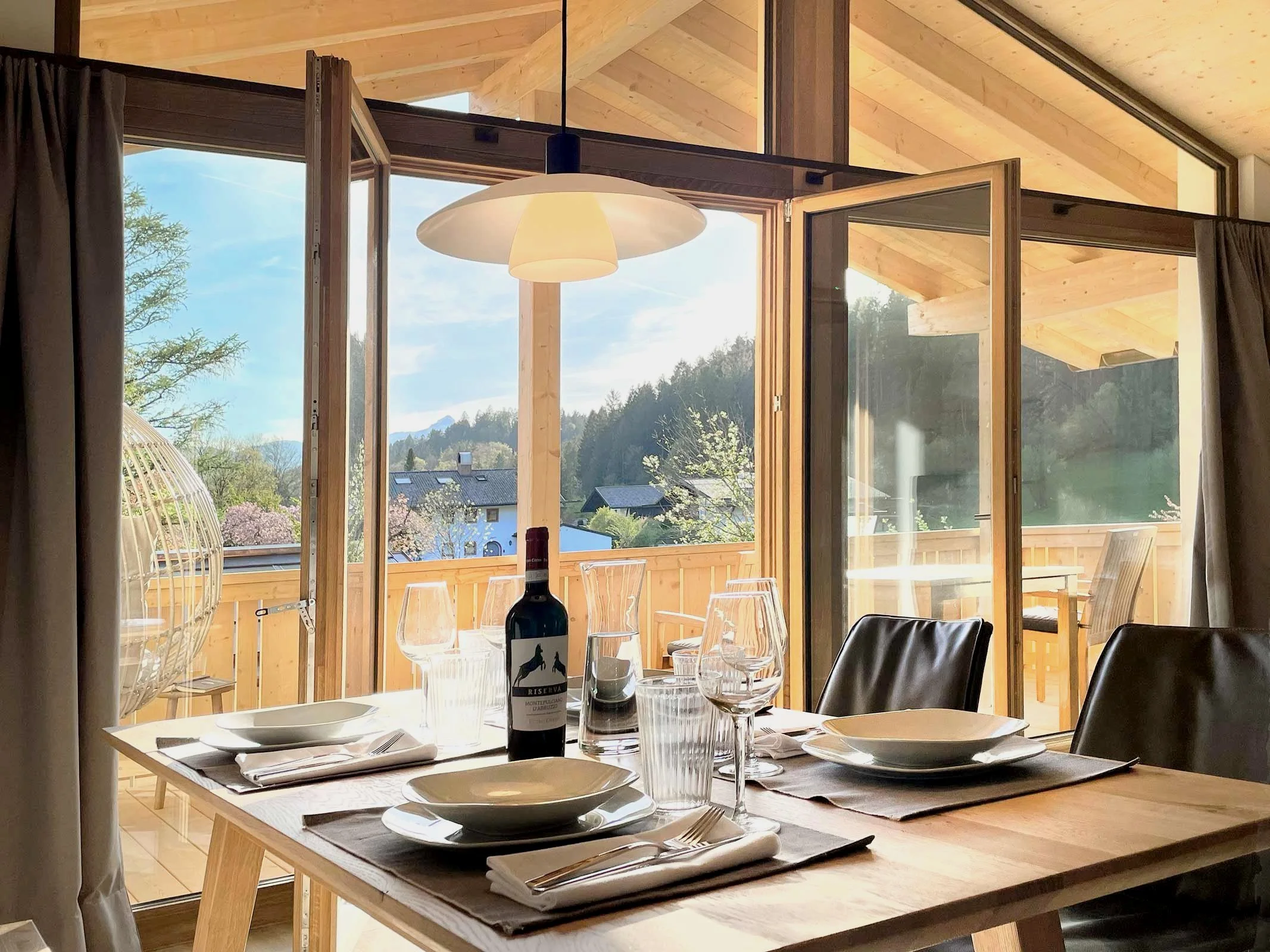 Esstisch mit Panoramablick im Ferianapartment h9berg in Garmisch-Partenkirchen