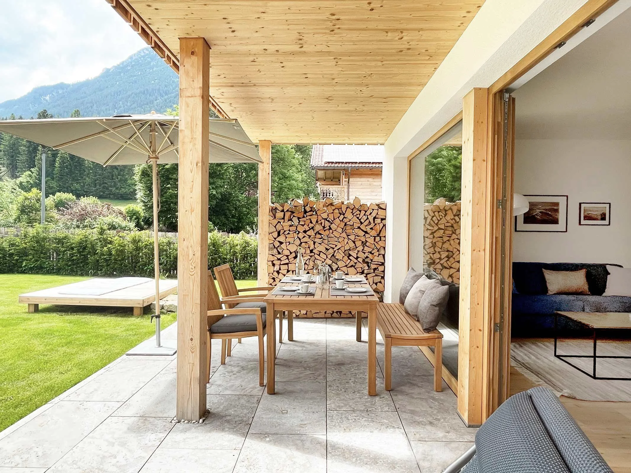 Wohnzimmer und Terasse mit eigenem Garten im h9Tal Ferienapartment in Garmisch-Partenkirchen