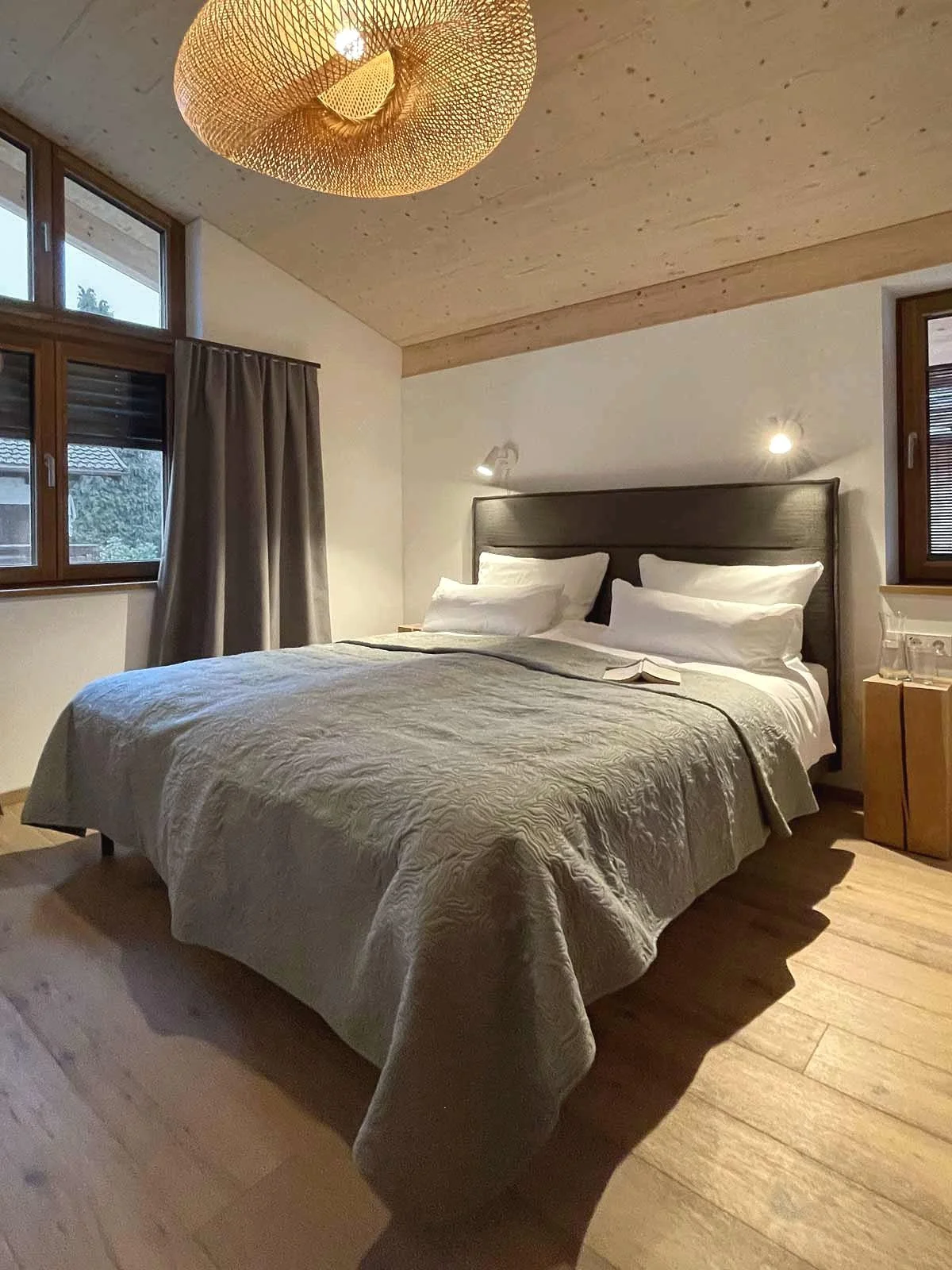 Komfortables Schlaftimmer mit großem Bett in der Ferienwohnung
