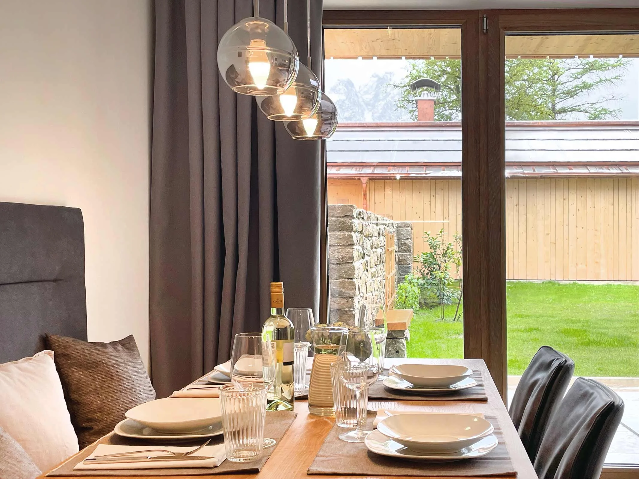 Blick vom Eßtisch in den Garten und in die Berge im h9tal Ferienapartment in Garmisch-Partenkirchen
