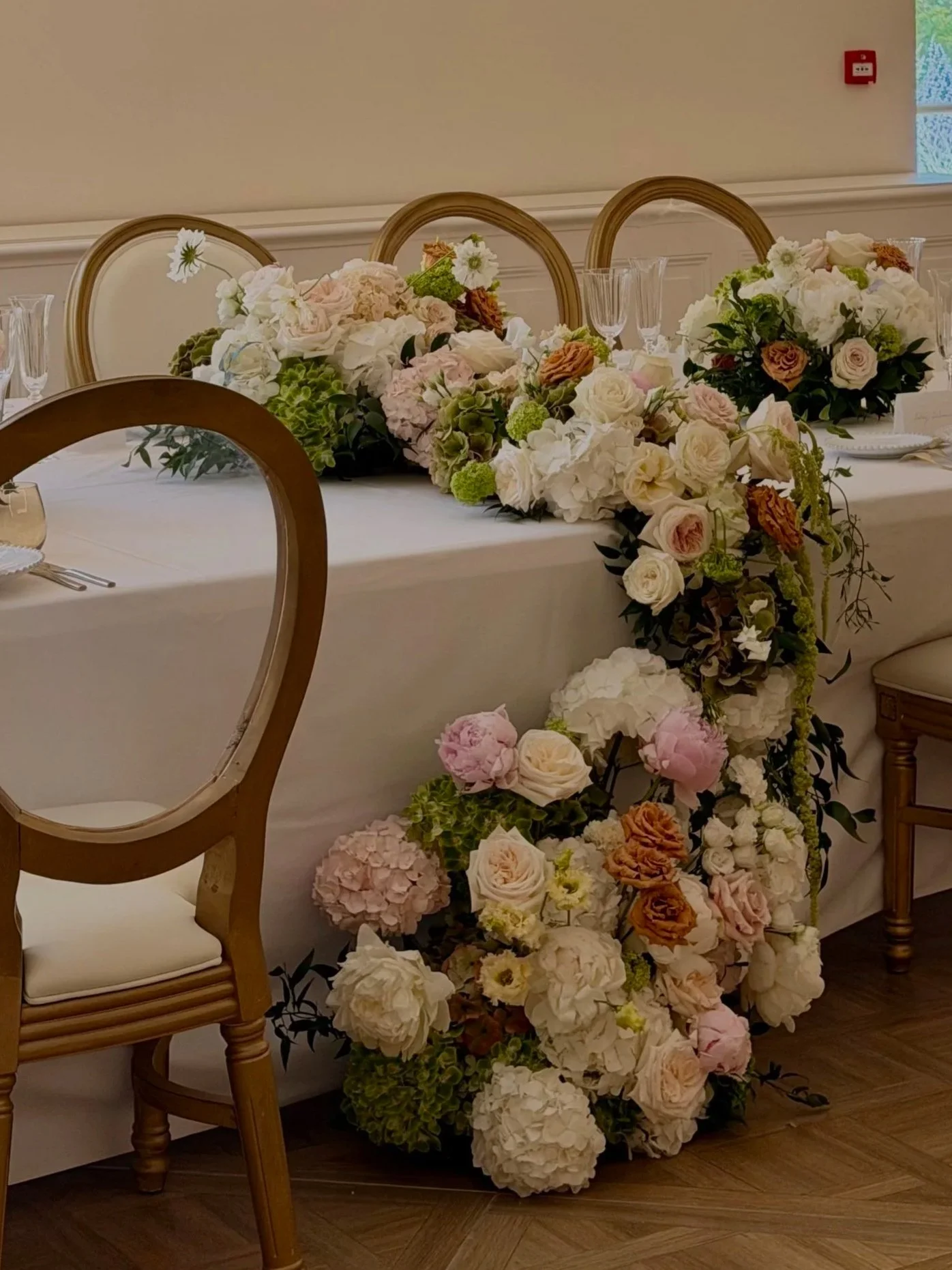 Floral table cascade