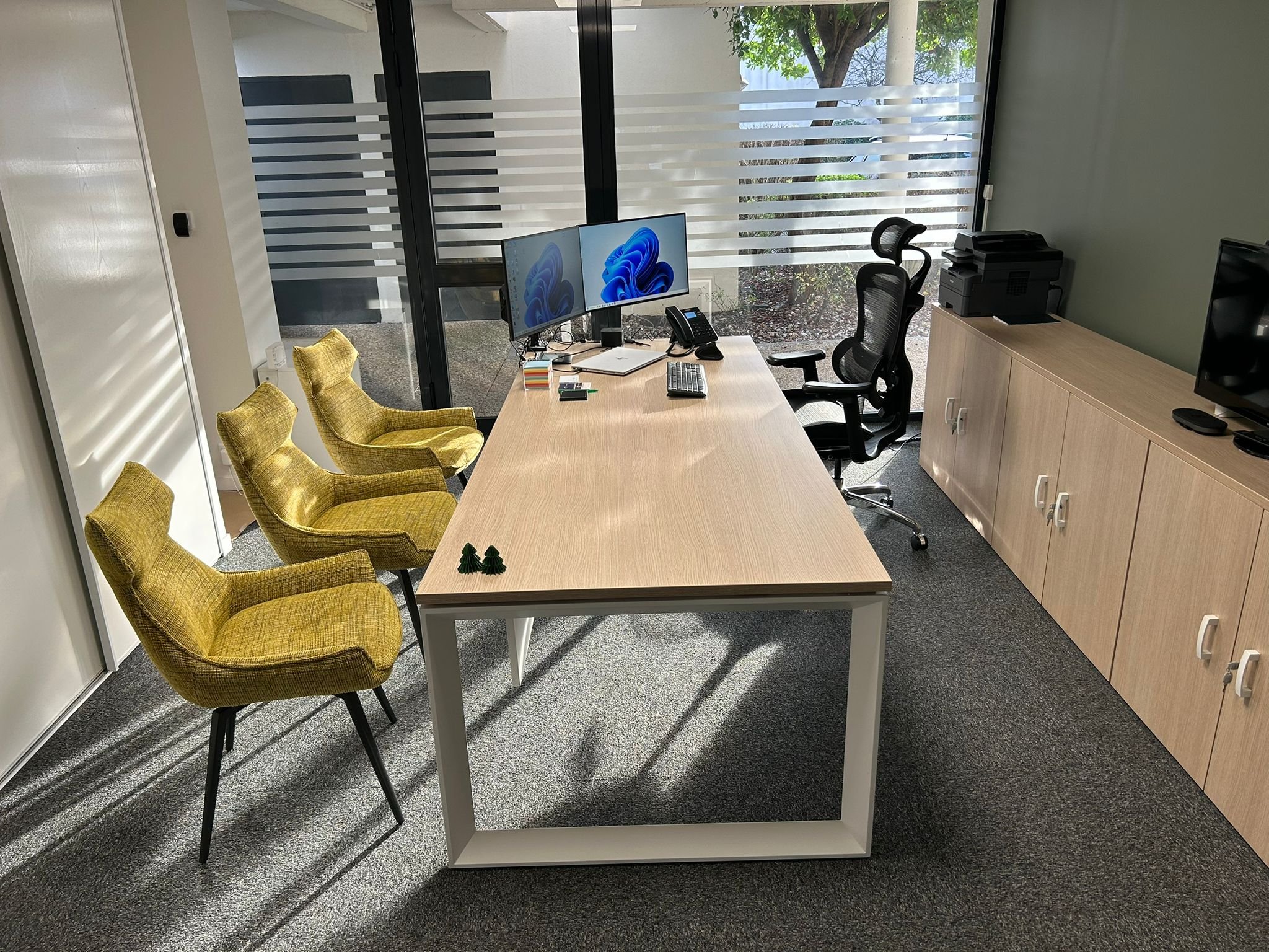 Bureau de réception de l’office notarial THEPOT à La Rochelle, espace de rendez-vous pour les clients
