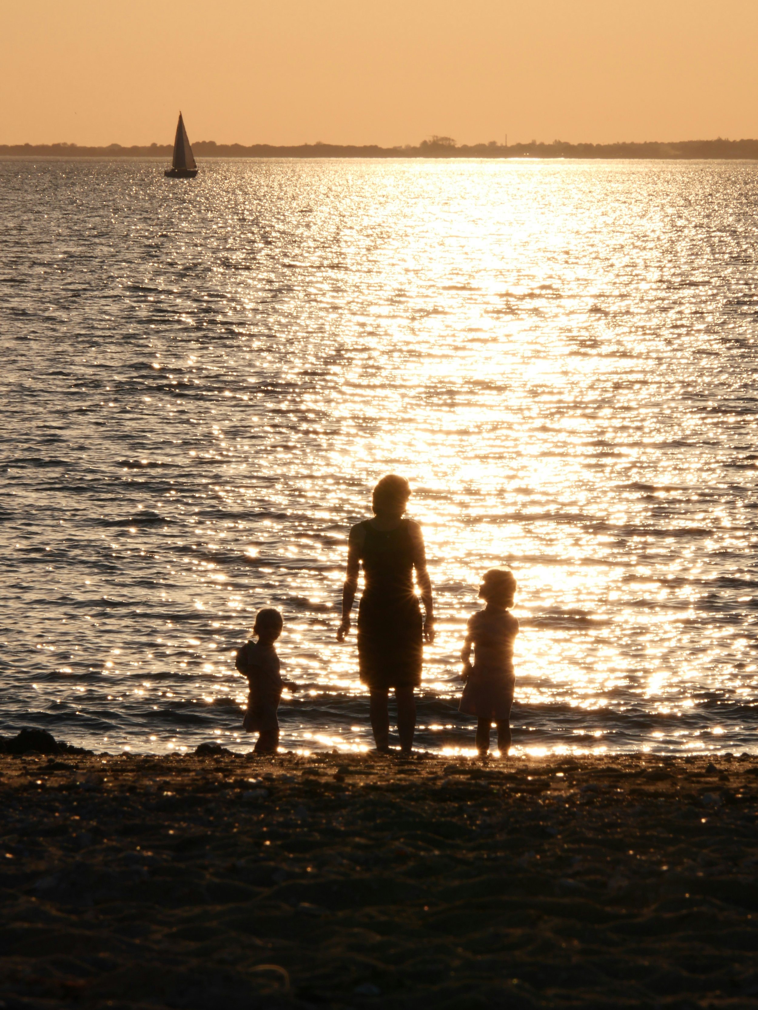 Famille sur le littoral à La Rochelle, illustration de l’accompagnement des situations familiales par l’office notarial THEPOT