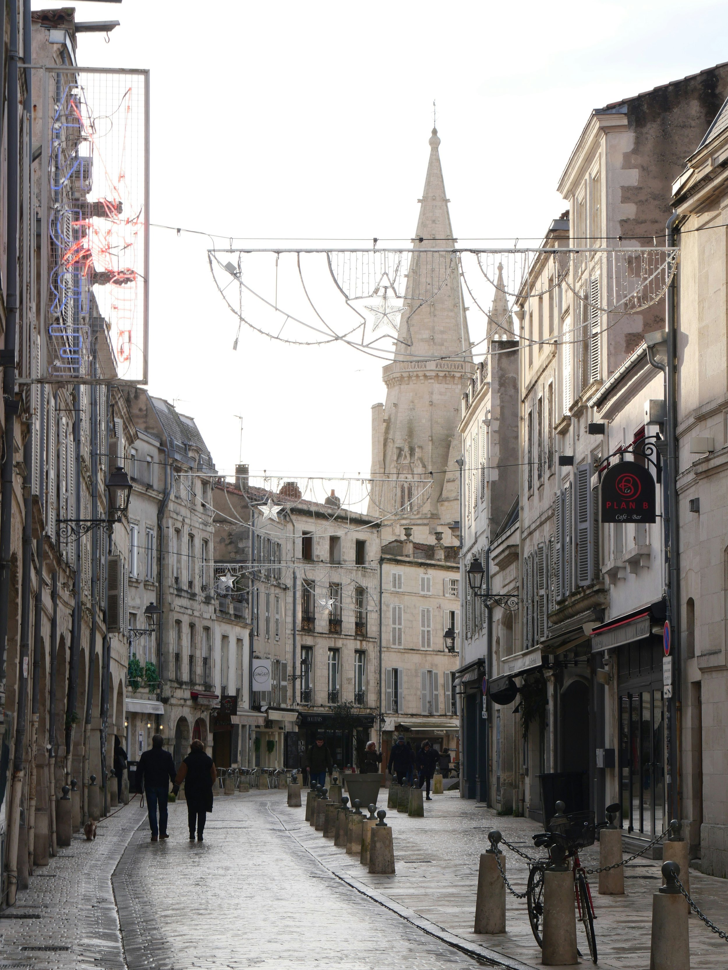Rue commerçante du centre-ville de La Rochelle, illustration de l’accompagnement des professionnels et entrepreneurs par l’office notarial THEPOT