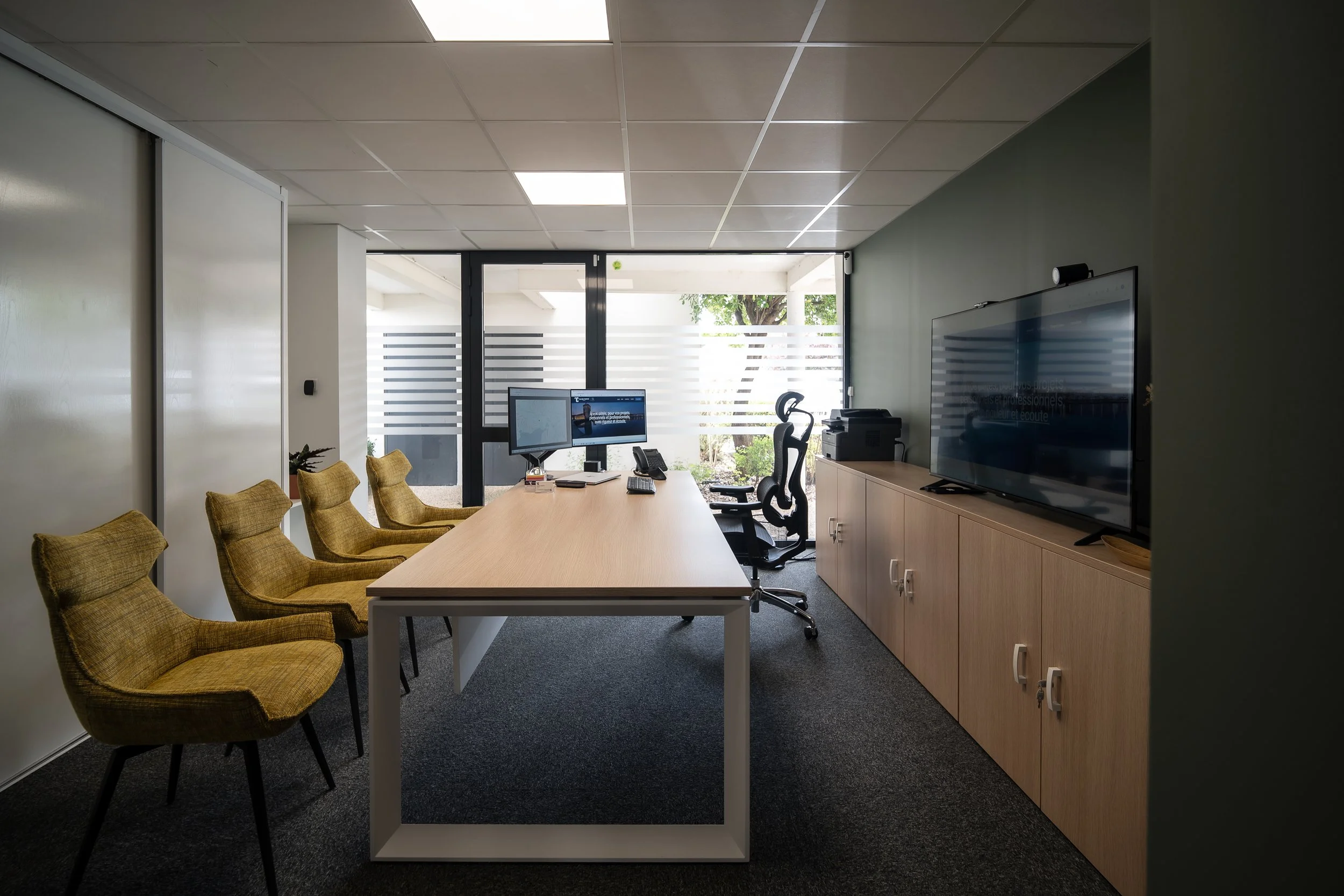 Bureau de réception de l’office notarial THEPOT à La Rochelle, espace de rendez-vous pour les clients