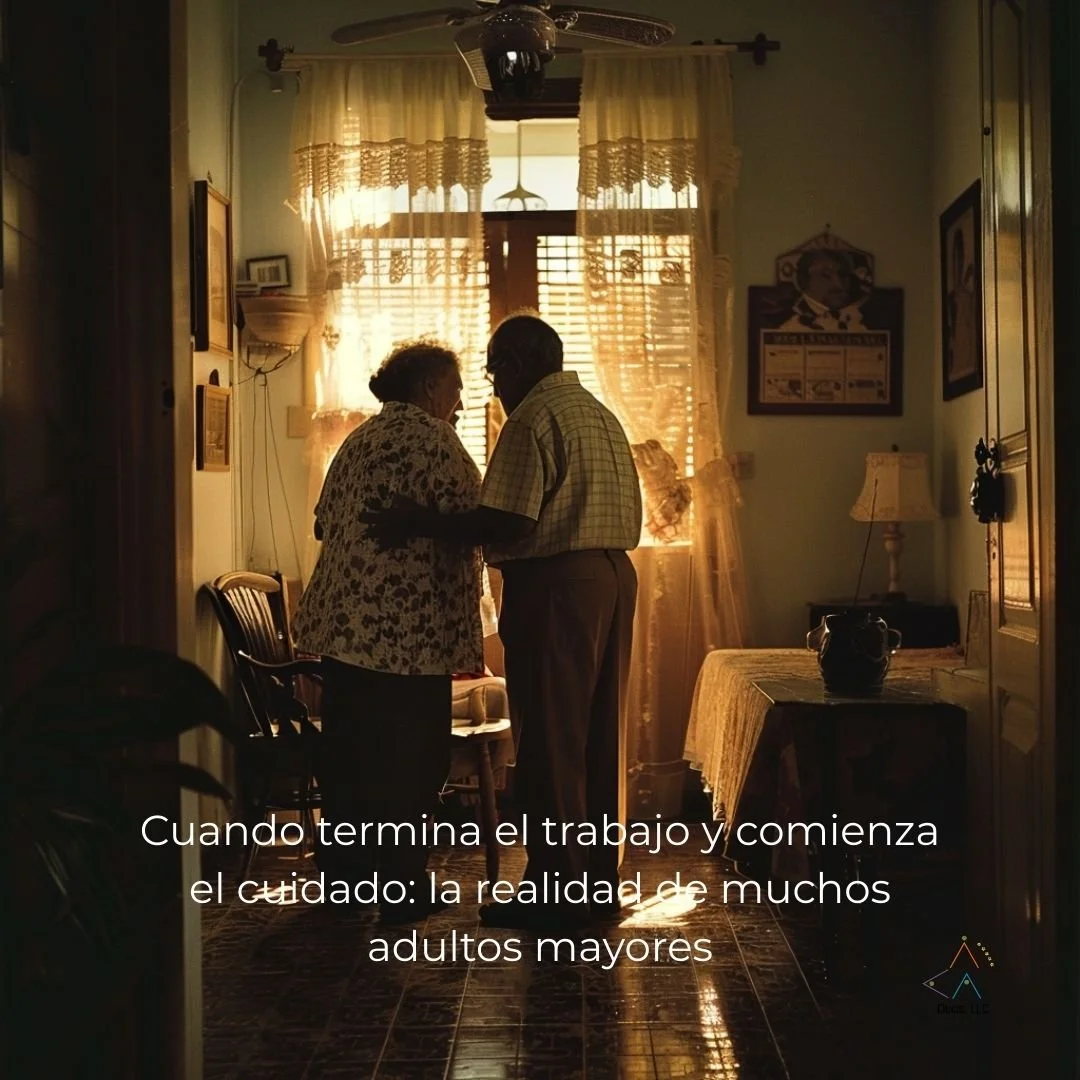 adulto mayor cuidando a su pareja en el hogar al final de la jornada laboral