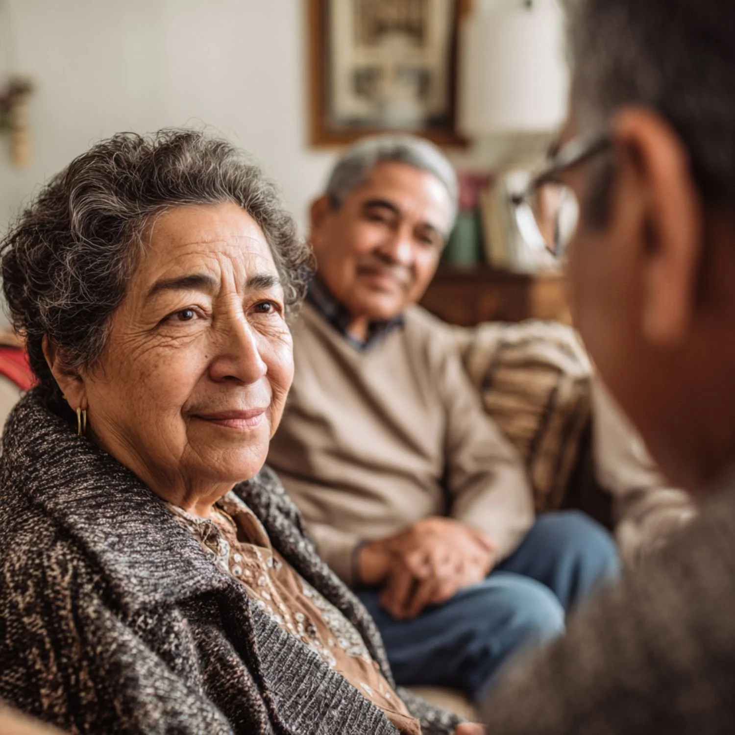Adultos mayores en un espacio familiar conversando con acompañamiento, representando el bienestar emocional y la importancia del apoyo en la salud mental del adulto mayor, promovido por Ducis LLC.