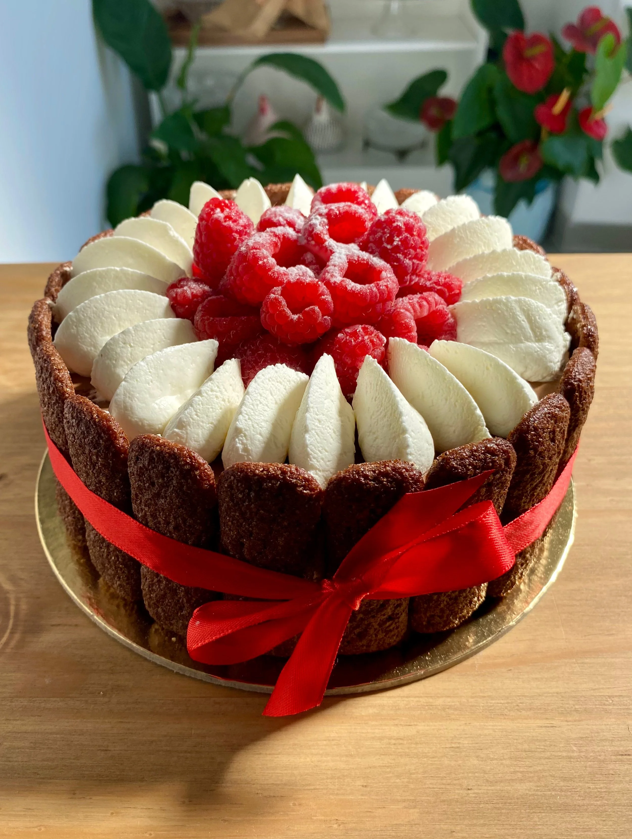 Torta artigianale soffice con lamponi