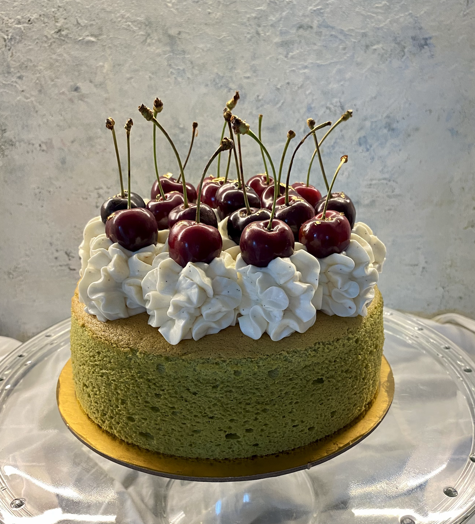 Cheesecake Giapponese al tè matcha con guarnizione di panna e frutta fresca. Dolce artigianale ricercato disponibile su ordinazione presso il laboratorio di Varazze.