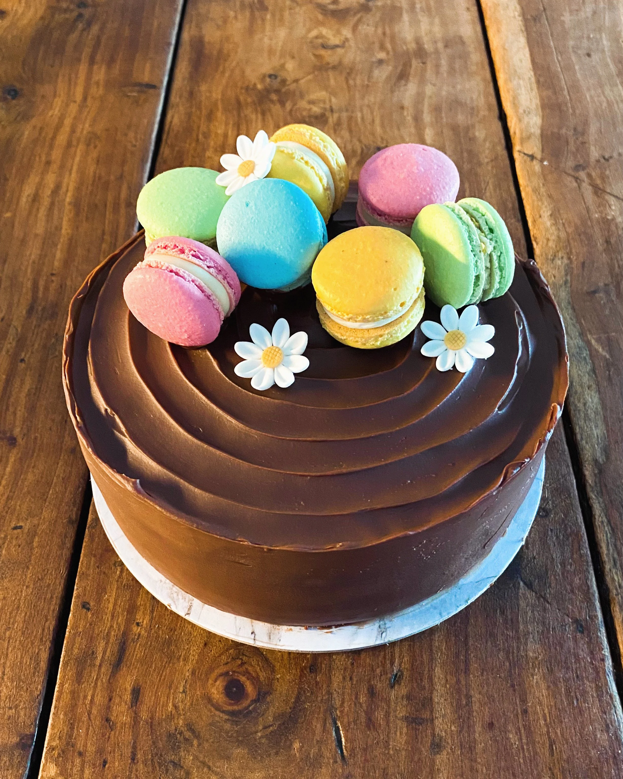 Chiffon cake tipo Sacher con Macarons