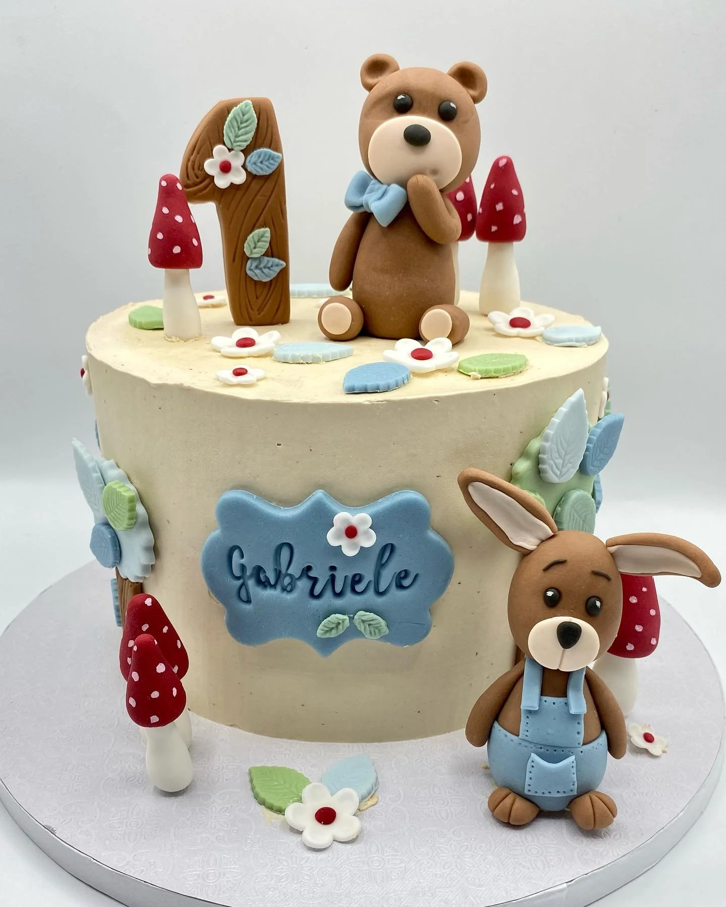 Torte decorate a tema artigianali: soffici, cremose e con frutta fresca. Decorazioni leggere ed eleganti, perfette  per compleanni di bambini.