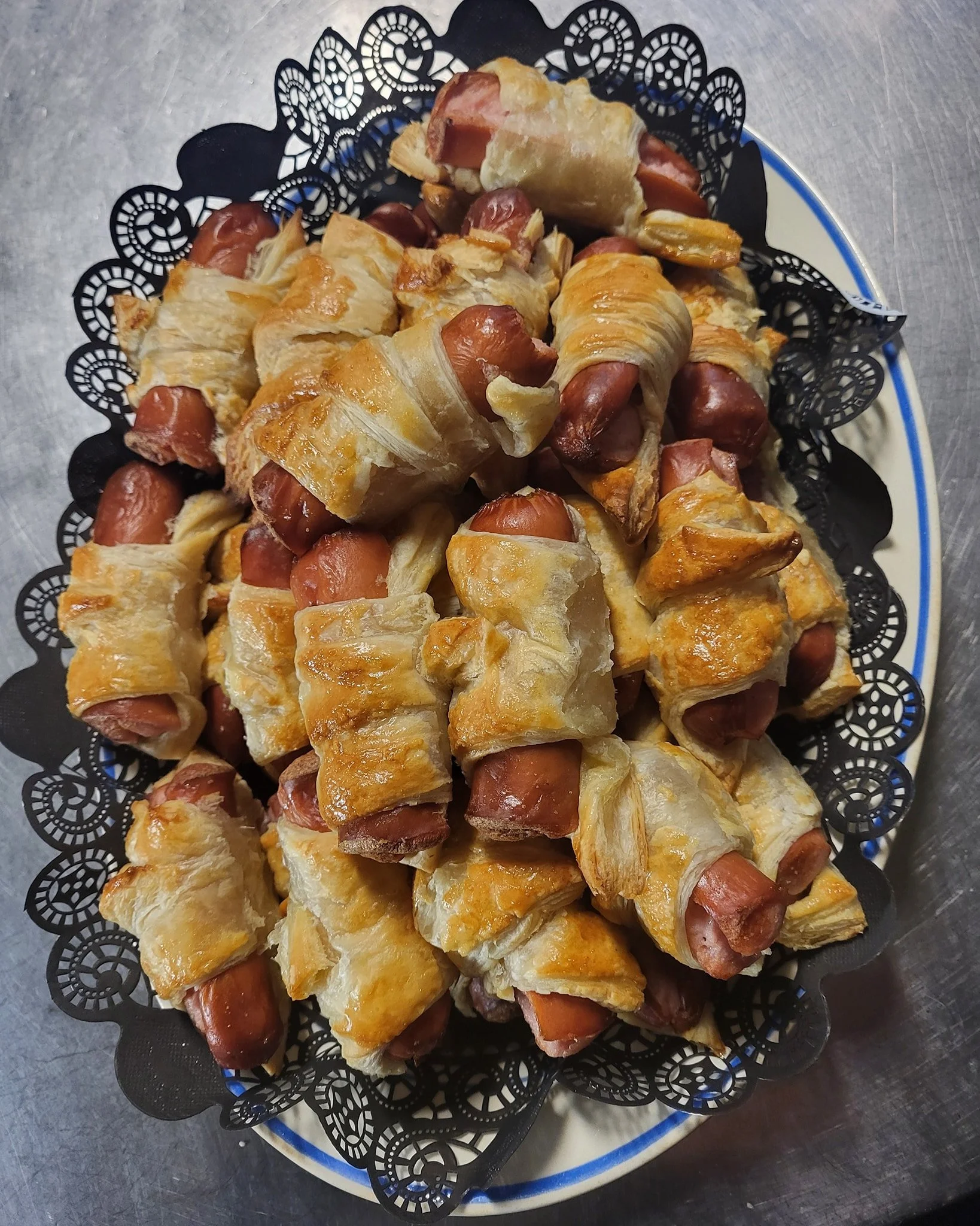 Tulkaahan piilosille! Just uunista tulleet nakit voitaikinaan kiepautettuna 🤤