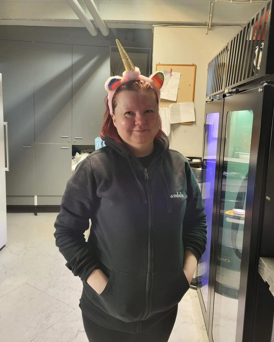 Oletkin jo varmaan tavannut Riikan tiskin takana? H&auml;n on meill&auml; ty&ouml;kokeilussa ja p&auml;&auml;sikin olemaan yksisarvisena hommissa koko vapun! 🎉🤪
