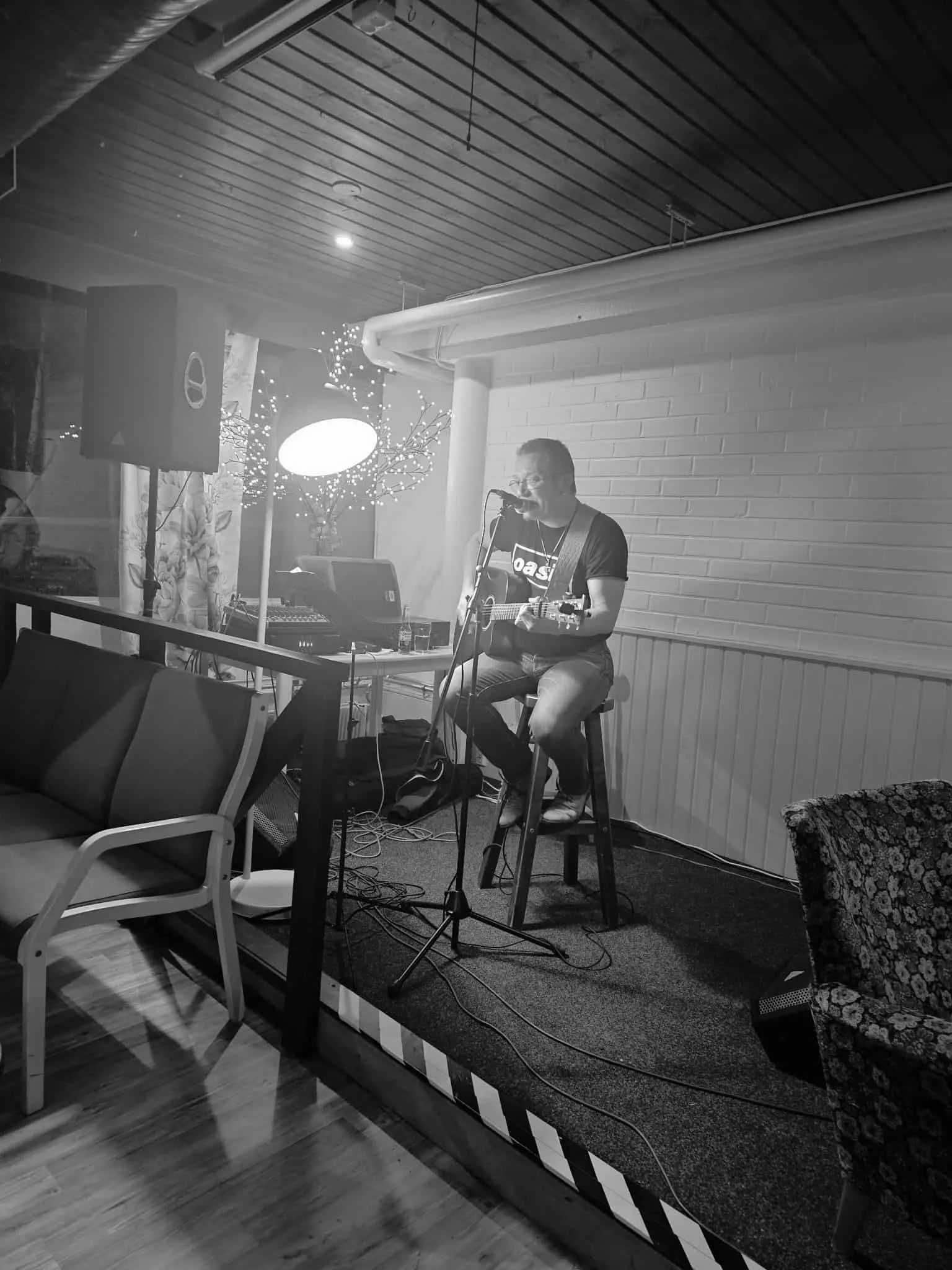 Paikallinen trubaduuri Miikka Mellanen