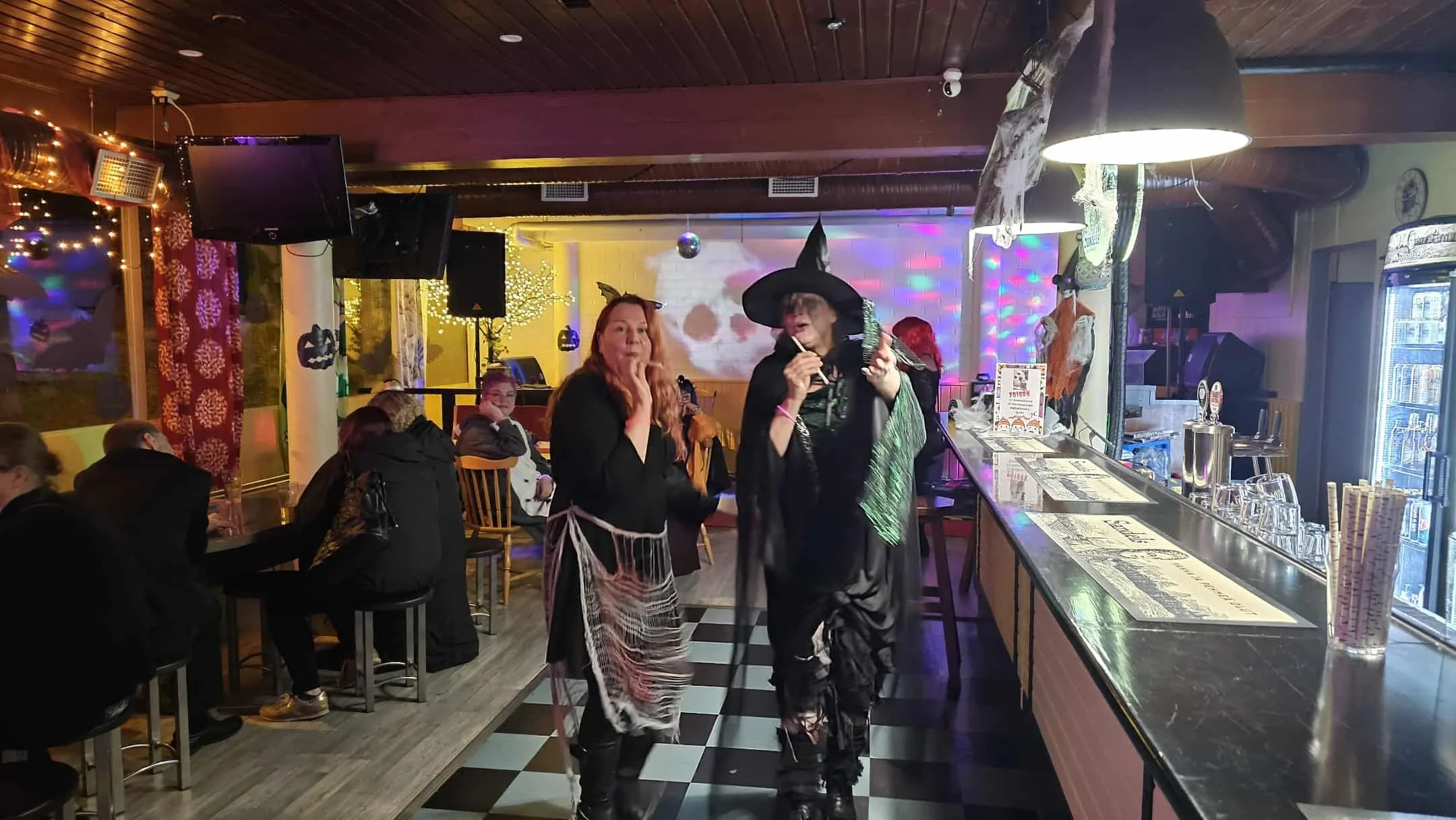 Hilpeitä halloween-juhlijoita 31.10.2025
