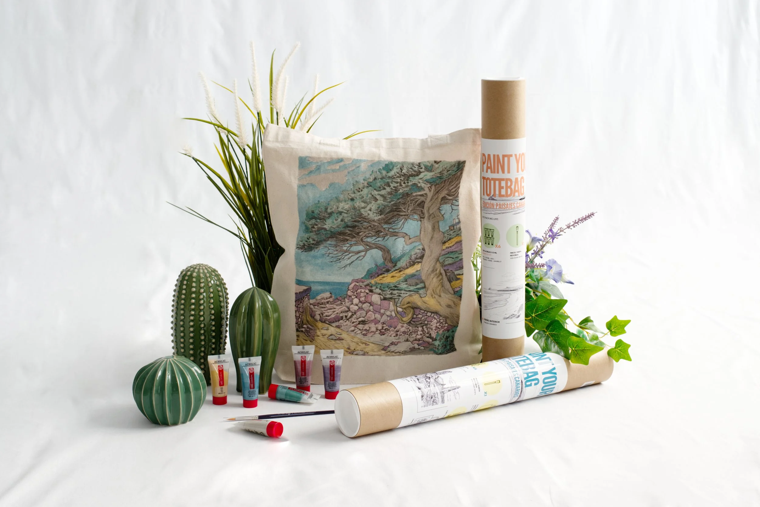 Totebag personalizada con diseño de paisaje canario, drago, ¡plantas, pinturas, lienzo, y totebag beige , sobre fondo blanco.