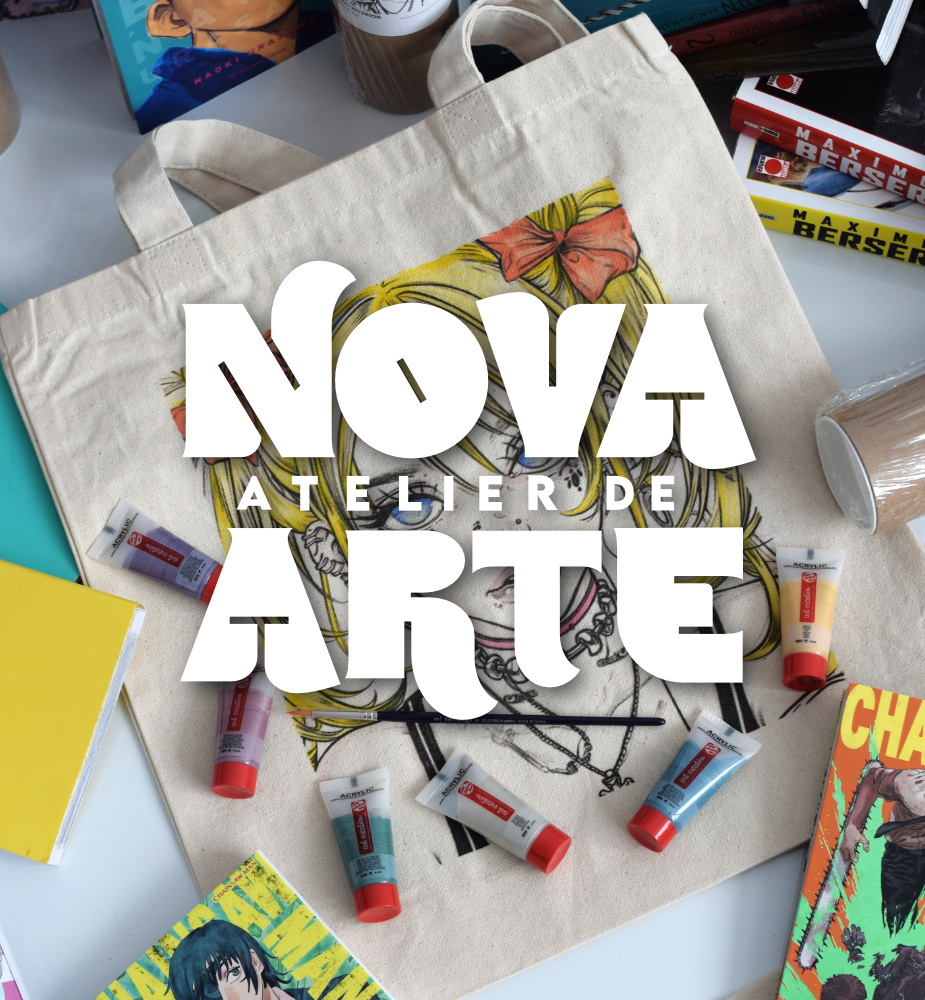 Bolsón de tela con dibujo de una niña con cabello rubio y bigote pintado con acuarelas, rodeado de materiales de arte y libros en una mesa.