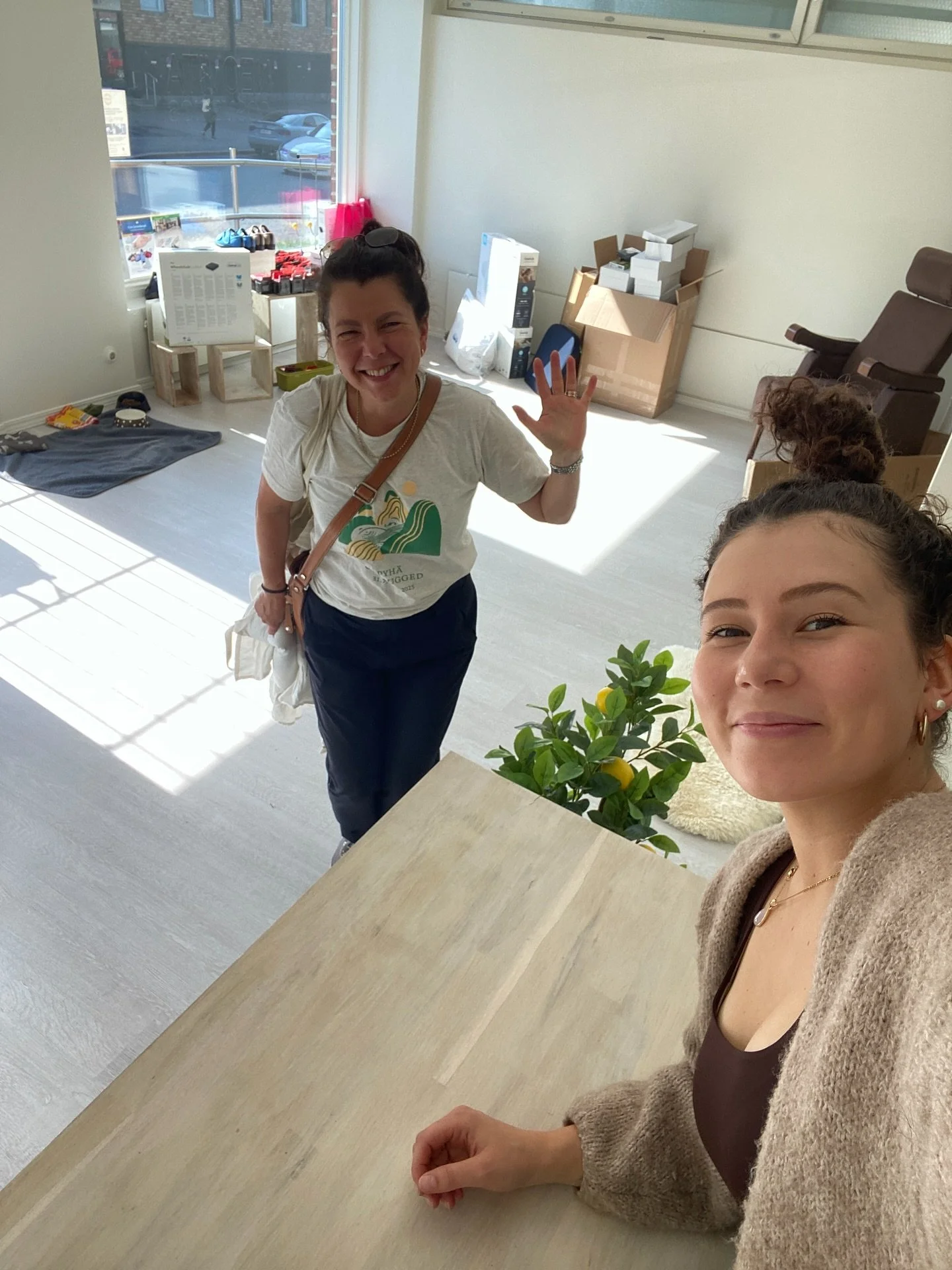UUTISIA🤩🤩✨🔑
Kunnon P&auml;iv&auml;t avaa toimitilan &amp; myym&auml;l&auml;n Etel&auml;-Haagaan!! 
&hellip; ihan piakkoin kun saadaan kalusteet ja paikat kuntoon🤭

Viikon verran ollaan ihmetelty, roudattu ja fiilistelty &rdquo;Kunnon Kulmassa&rdq