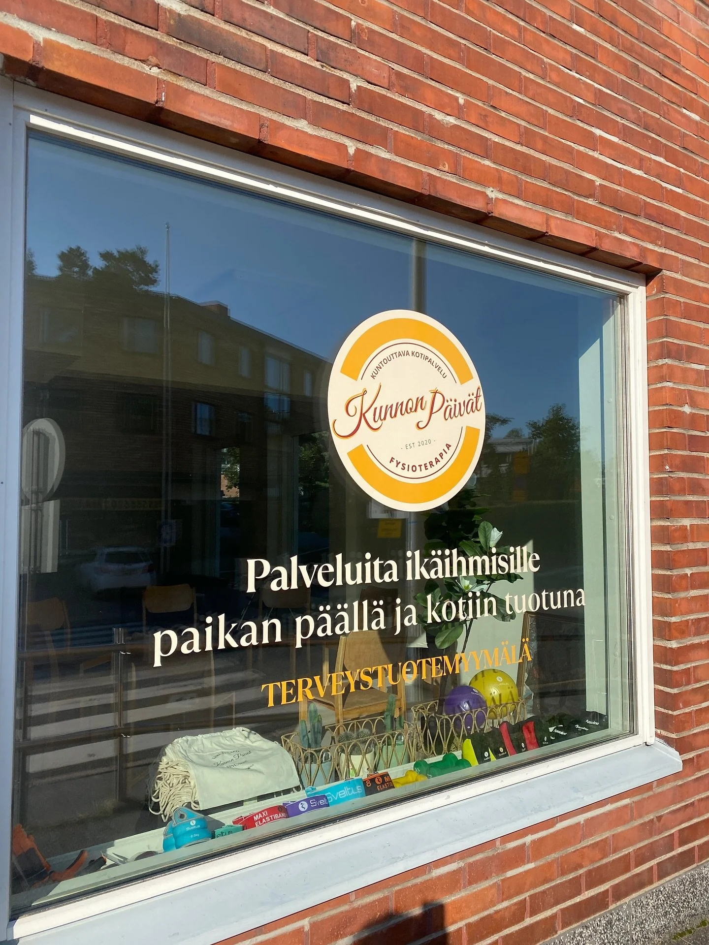 Miksi toimipiste?😯
&hellip; miksi p&auml;&auml;tettiin avata toimipiste ja myym&auml;l&auml; &rdquo;kaikkien n&auml;iden vuosien&rdquo; j&auml;lkeen?🤭

Uusille tutuille tiedoksi, ett&auml; Kunnon P&auml;iv&auml;t sai alkunsa vuonna 2020, ja t&auml;
