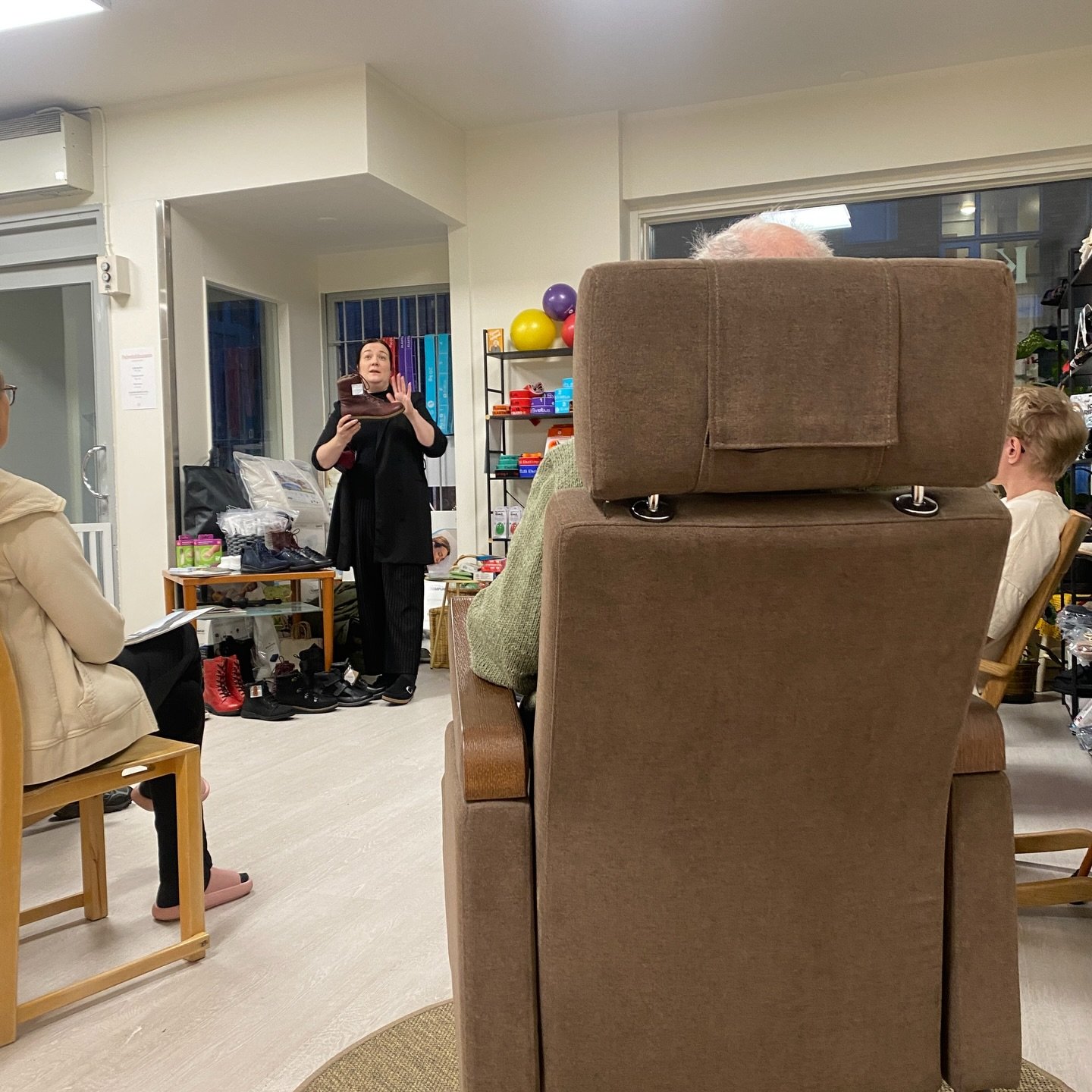 Meill&auml; oli eilen h&auml;ppeninki&auml; toimipisteell&auml;, kun pidettiin ensimm&auml;inen teemailtap&auml;iv&auml;; jalkojen hyvinvointi !🦶🥾

T&auml;ss&auml;p&auml; eliselt&auml; muutama t&auml;rke&auml; pointti terveysjalkineiden asiantuntij