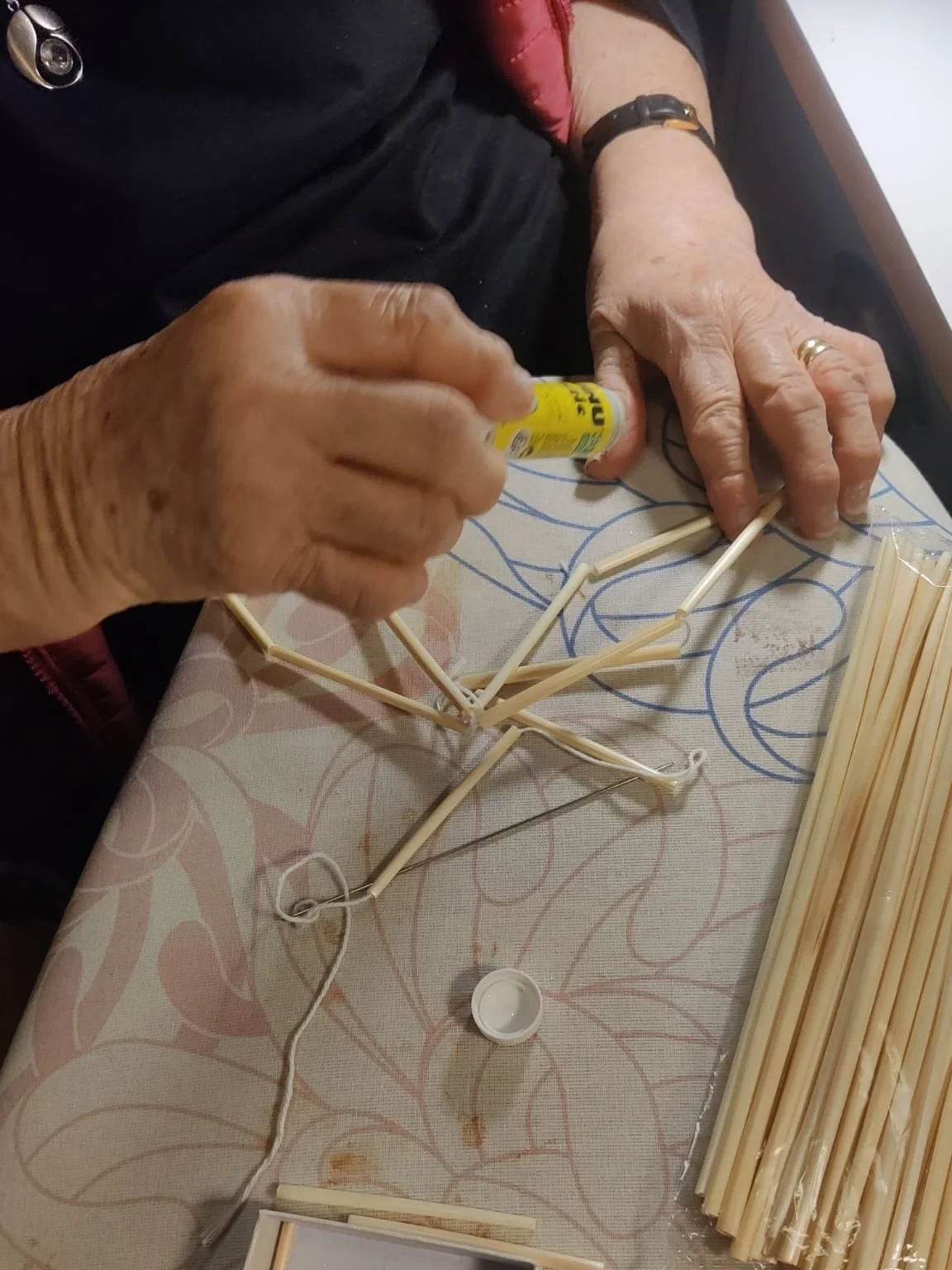 Himmelin askartelua 👏🏽🧵🪡 Asiakas p&auml;&auml;si opettamaan my&ouml;s hoitajalle t&auml;t&auml; ikivanhaa k&auml;dentaitoa ✨

Tiesitk&ouml; muuten, ett&auml; himmelit ovat kuuluneet pohjoismaiseen kansanperinteeseen jo ennen joulukuusta, ja ett&a