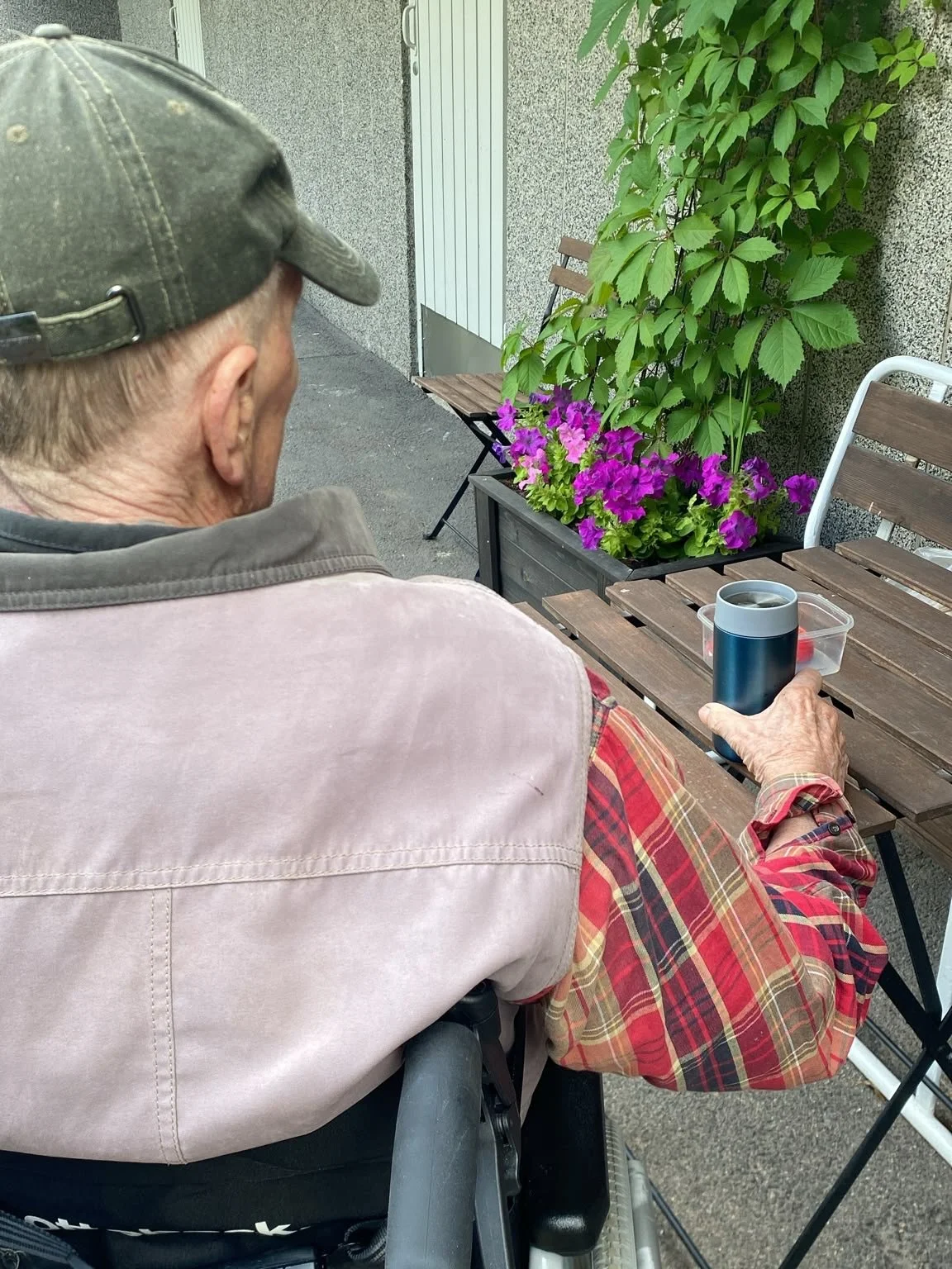 Vanhushoivan arki on t&auml;t&auml;. 

Yhden mummon luona ruuan tarjoamista ja preppaamista, lattioiden, keitti&ouml;n ja vessan siistimist&auml; ja lopuksi askartelua sormin&auml;pp&auml;ryyden ja silm&auml;k&auml;si-koordinaation harjoittamiseksi. 