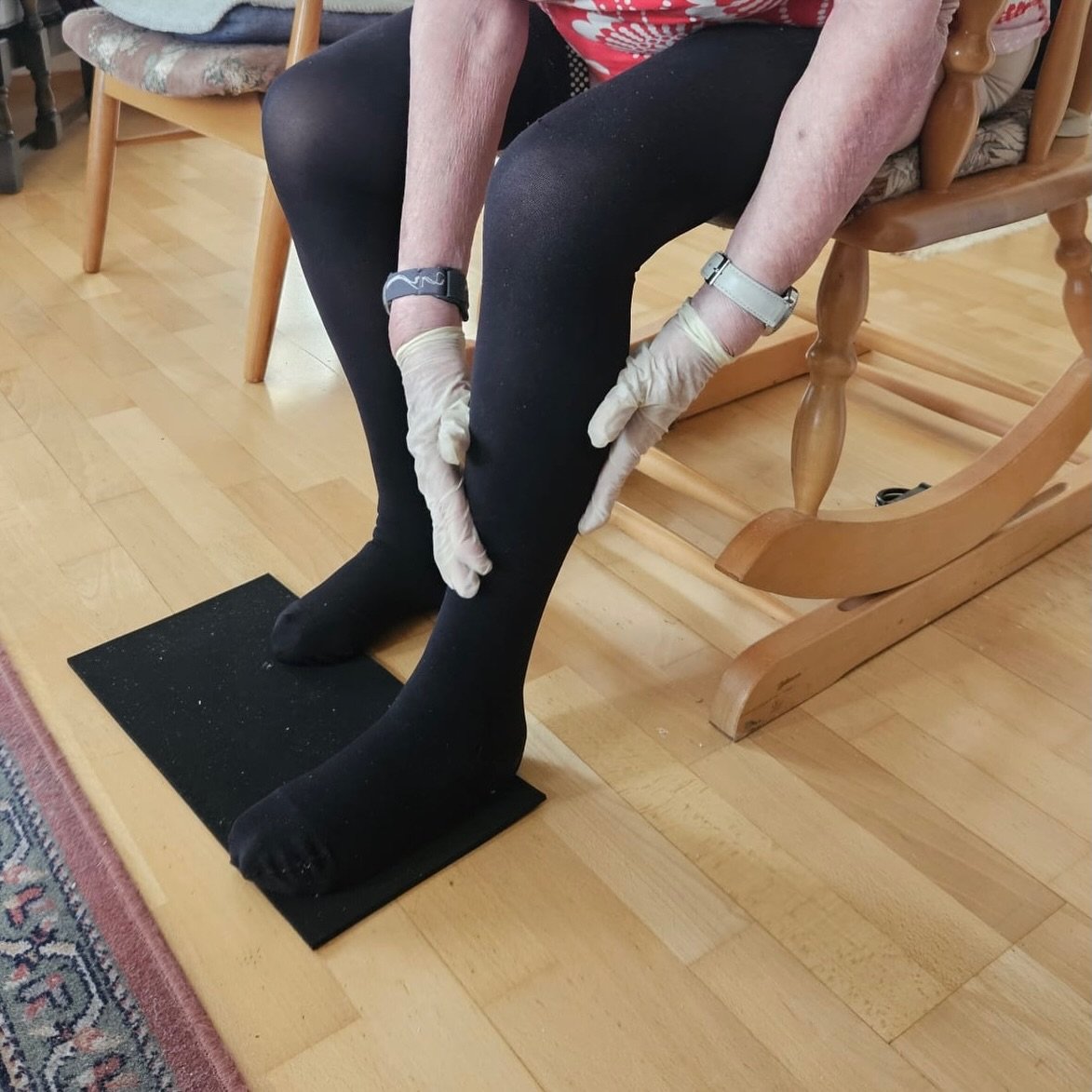 Tukisukat ovat kyll&auml; olemassa. Ne vain j&auml;&auml;v&auml;t aamuisin tuolin p&auml;&auml;lle&hellip; 

Kuinka moni tuntee tilanteen? 🥵

L&auml;&auml;kinn&auml;lliset hoitosukat, tukisukat ovat monelle elint&auml;rke&auml; p&auml;ivitt&auml;ine