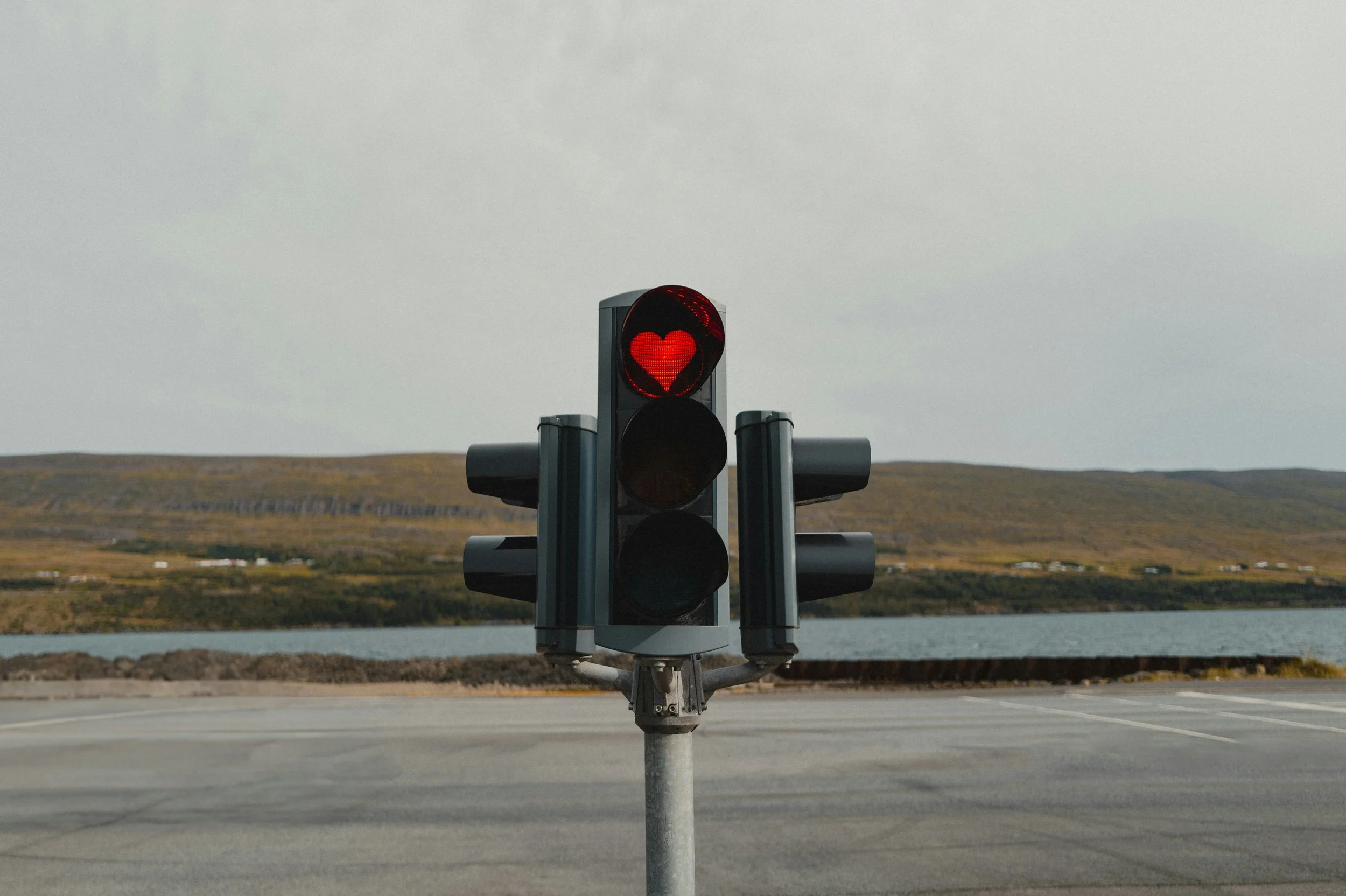 red heart traffic light illustrating stop-start communication patterns common in benching