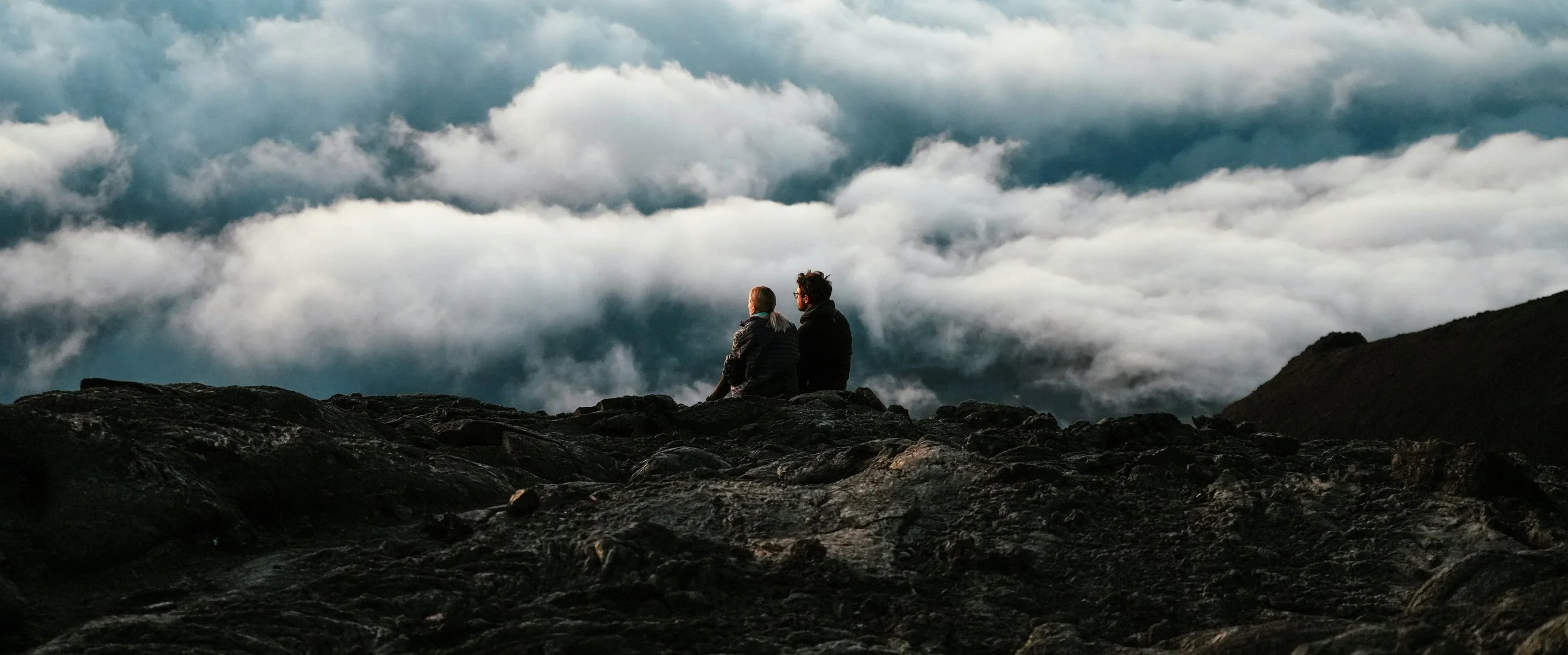 Couple sitting quietly above clouds, reflecting connection and presence in Japanese life philosophy