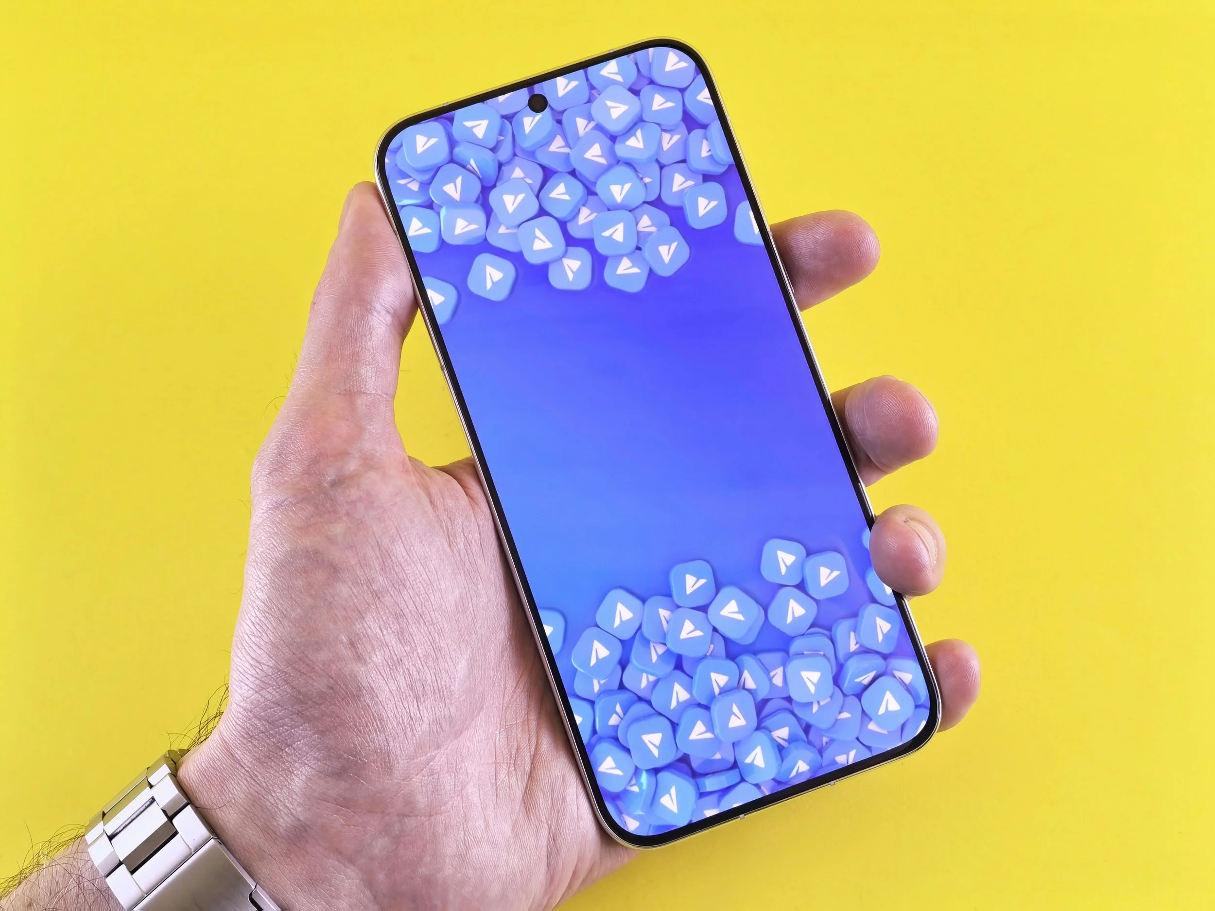 Online dating app use highlighting early red flags in modern dating