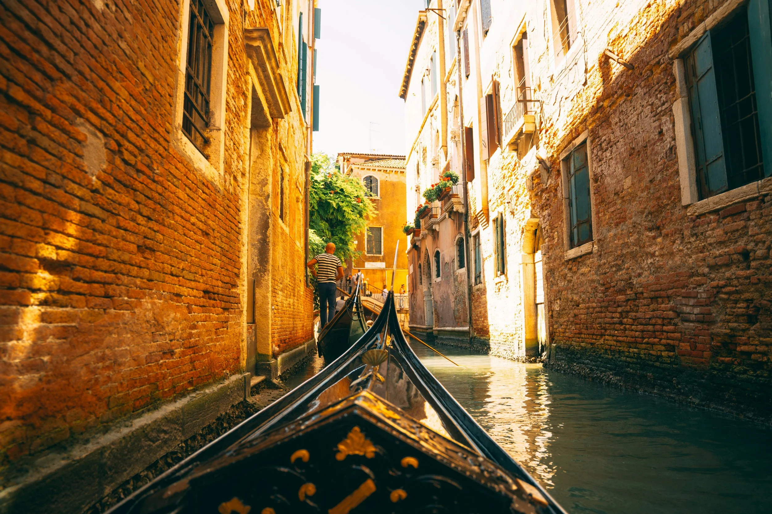 Venetian canal scene reflecting Valentine’s Day traditions in Italy and romantic cultural heritage