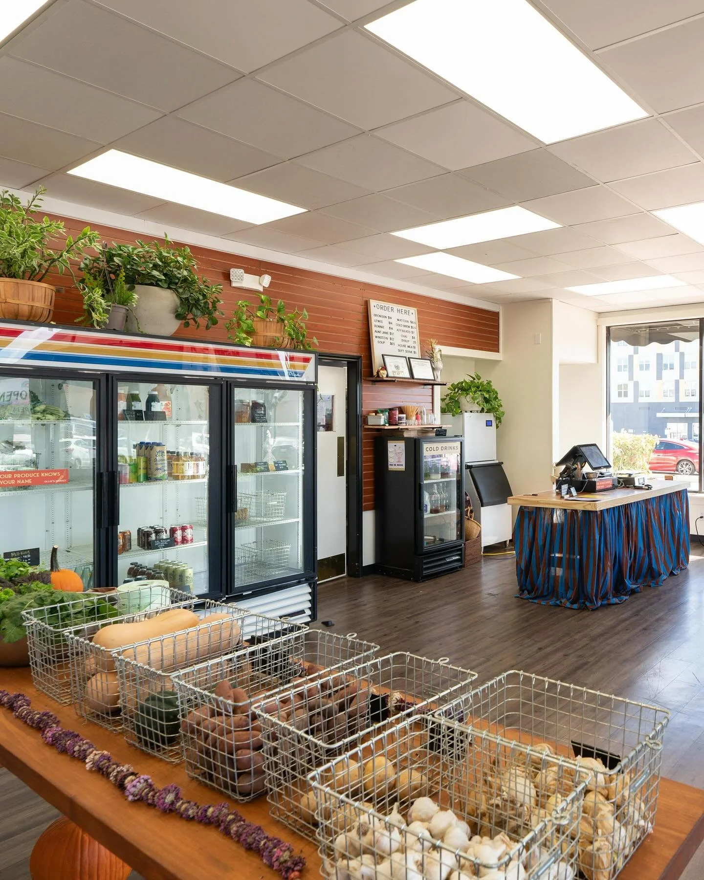 independent neighborhood goods 🍅🏊&zwj;♀️

If Ollie&rsquo;s feels like your kind of place, we&rsquo;d be honored by your nomination for Outstanding New Business in the Love @downtownsmtx Awards. 

Thank you for supporting organic, local &amp; natura