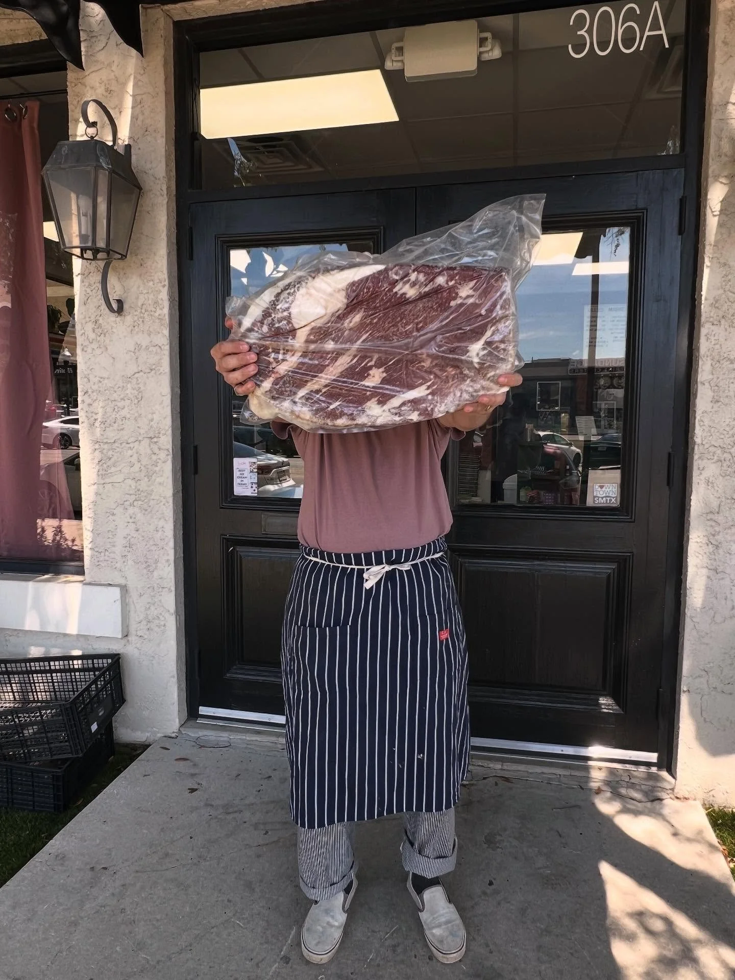 🔥 BIG BRISKET GIVEAWAY 🔥
Ollie&rsquo;s is giving away a 10lb Lazy 6 Cattle Co Wangus brisket and she&rsquo;s a BEAUTY. That marbling doesn&rsquo;t lie 😤 Tag 3 friends you&rsquo;d smoke this bad boy with and tell us how you&rsquo;d prepare it &mdas