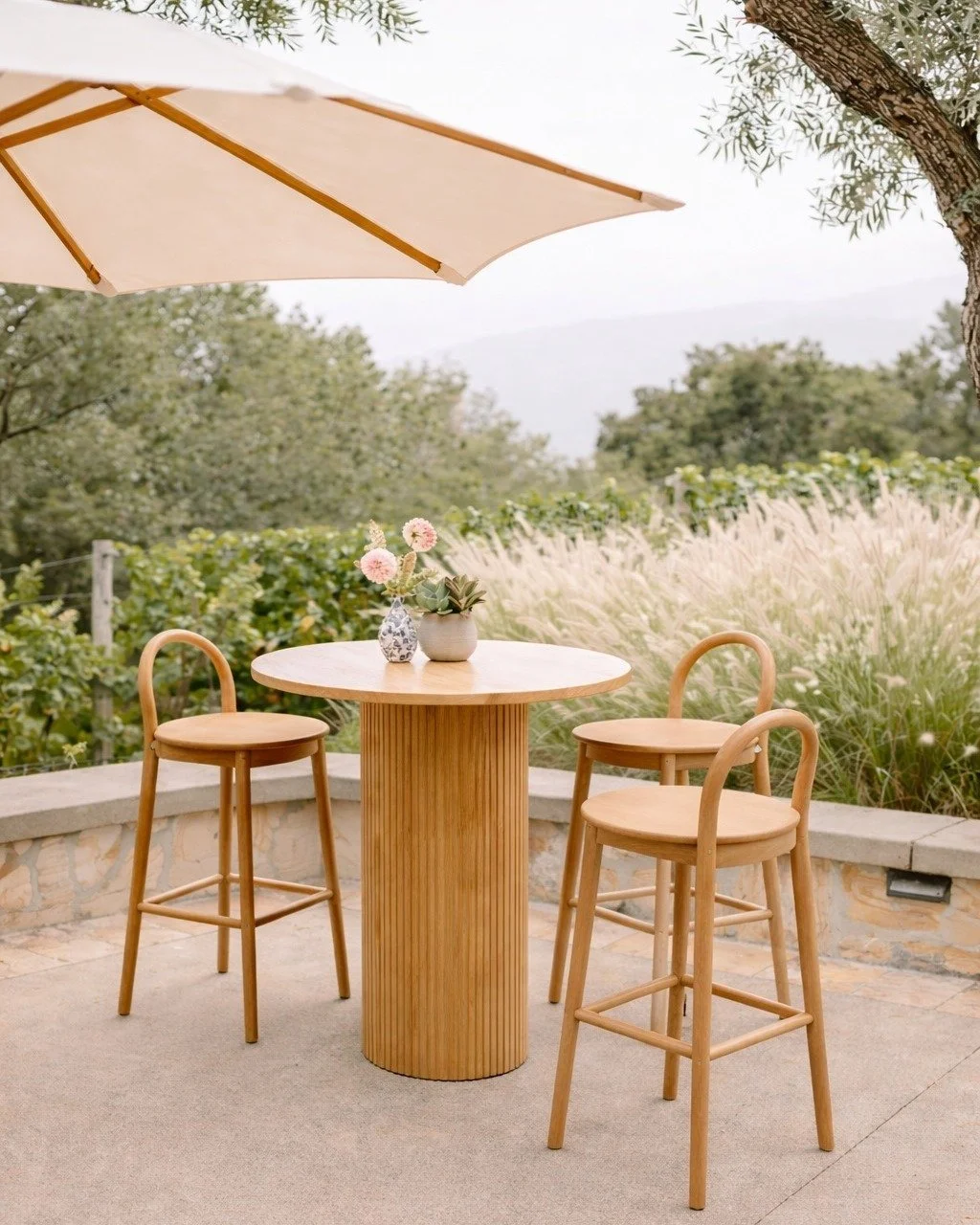 Ribbed bar leaner with Loop stools in a natural colourway. Country inspired, refined for modern occasions. Available March 2026.

#eventfurniture #furniturehire #weddingfurniture #cocktailfurniture