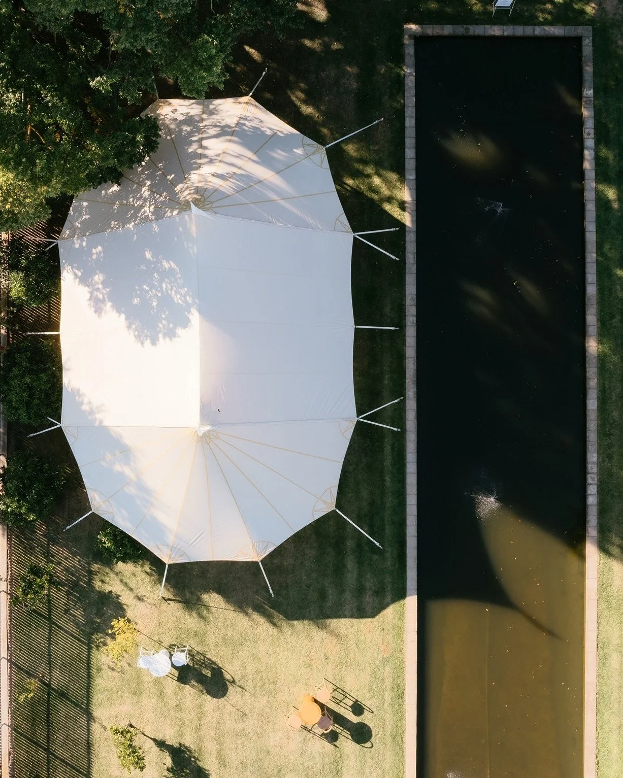 Our Lucci marquee from the air. Measuring 10 x 16m and fitting perfectly in the Elm Garden at Lancemore in Milawa. Lucci can comfortably hold 60 to 100 for a cocktail reception or 50 to 90 seated with room for a dance floor.

Photographer: @aliciafle