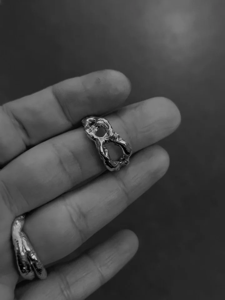 Another V&egrave;ra ring&hellip; with a little stone ✨
A subtle presence &mdash; like something found rather than added.
Each ring remains one of a kind, shaped by hand and guided by the material.

The studio and the online shop will be closed until 