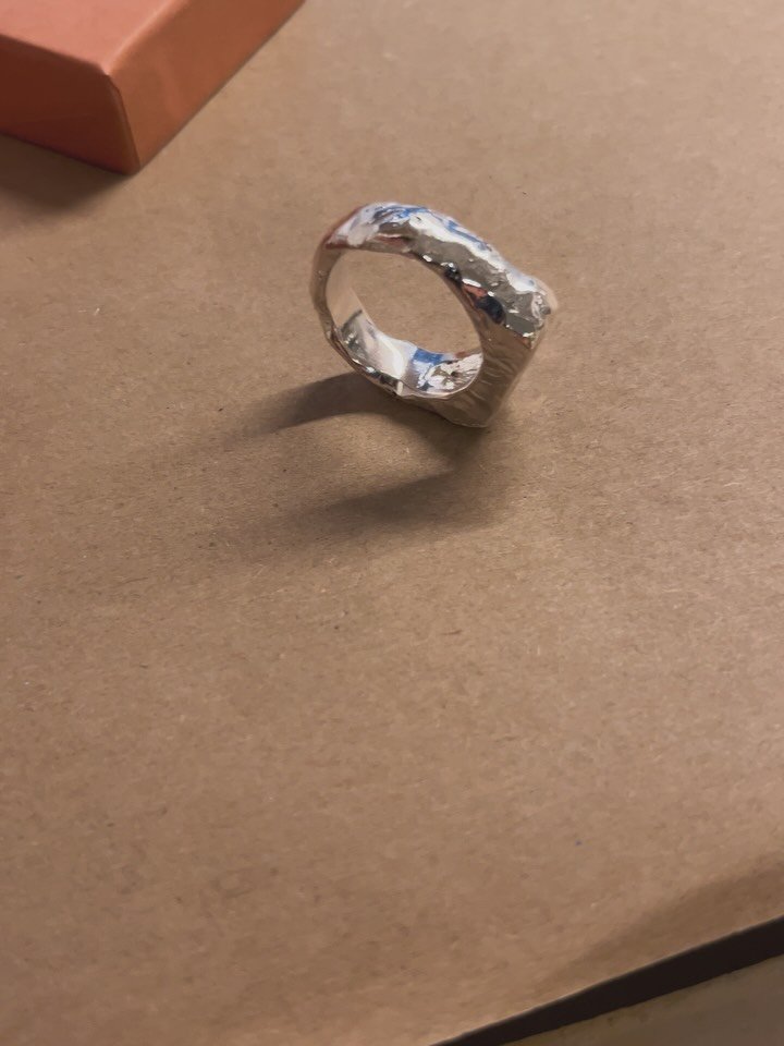 From one of our latest workshops ✨She made this ring for her boyfriend.

This signet ring holds a fingerprint &mdash; hidden inside a rough, organic texture.

Creating something for someone you love changes the meaning of a gift.

Would you rather re