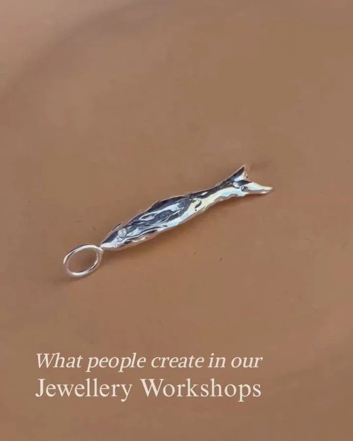 These are some of the pieces created during our jewellery workshops.

Each piece is made by hand, starting from raw wax.
No previous experience, no fixed design.
Just time, material and guidance.

The workshop is an intimate space where you slow down