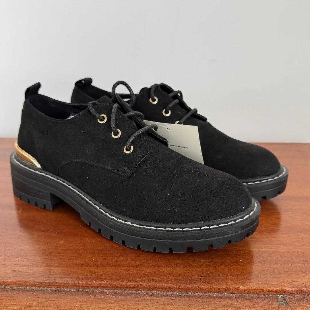 Step up your style game with Revampt! 

Discover comfy New Look flats, cosy Peregrine &amp; Next jumpers, plus chic JW Pei crossbody bags. Perfect for every occasion! 👜👟🧥 

#FashionFinds #StyleUpgrade #CasualChic #UKStyle #WardrobeEssentials #Fine