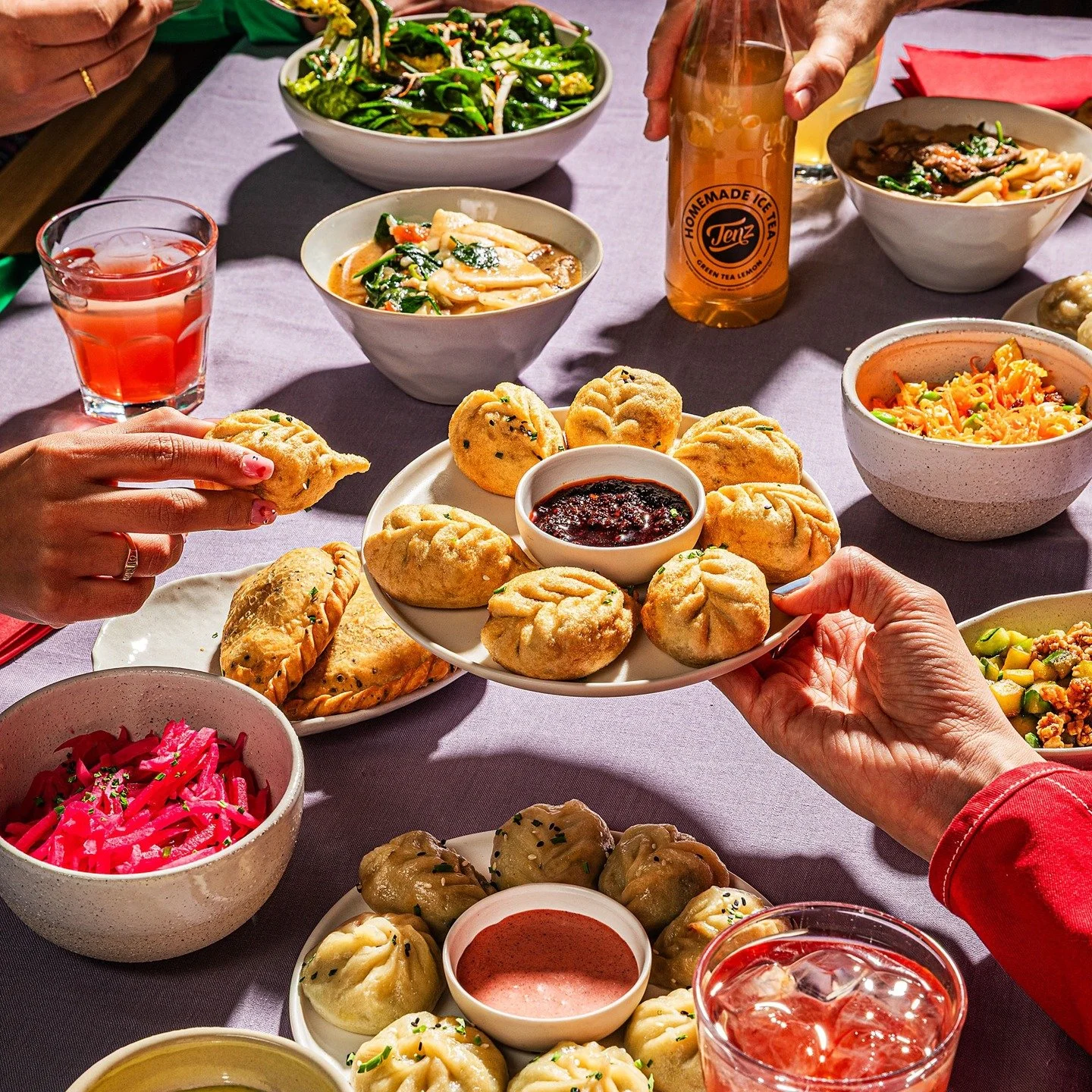 TENZ MOMO F.C.BINZ

Business not as usual: Durch die vielen Ateliers und Pop-Ups hat sich die Binz in den letzten Jahren zum geheimen Trendquartier von Z&uuml;rich gemausert. Mittendrin ist der F.C.Binz, der f&uuml;r &laquo;Einfach. Gut. Essen&raquo;