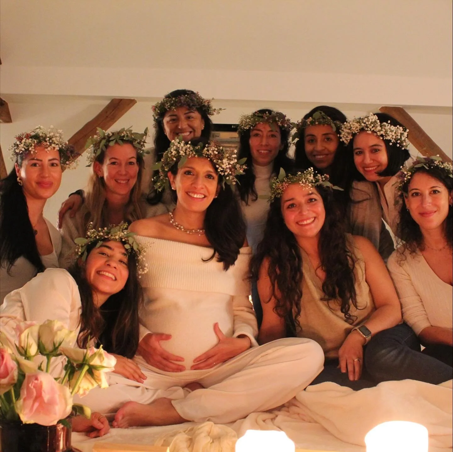 Eine Mama zu ehren, in dieser transformativen Phase, ist etwas, das jede Frau verdient - sich gesehen, gest&auml;rkt und geliebt zu f&uuml;hlen. 
Zu wissen, dass sie ihre tribu hat, in der sie Geborgenheit, Unterst&uuml;tzung und Pr&auml;senz erf&aum