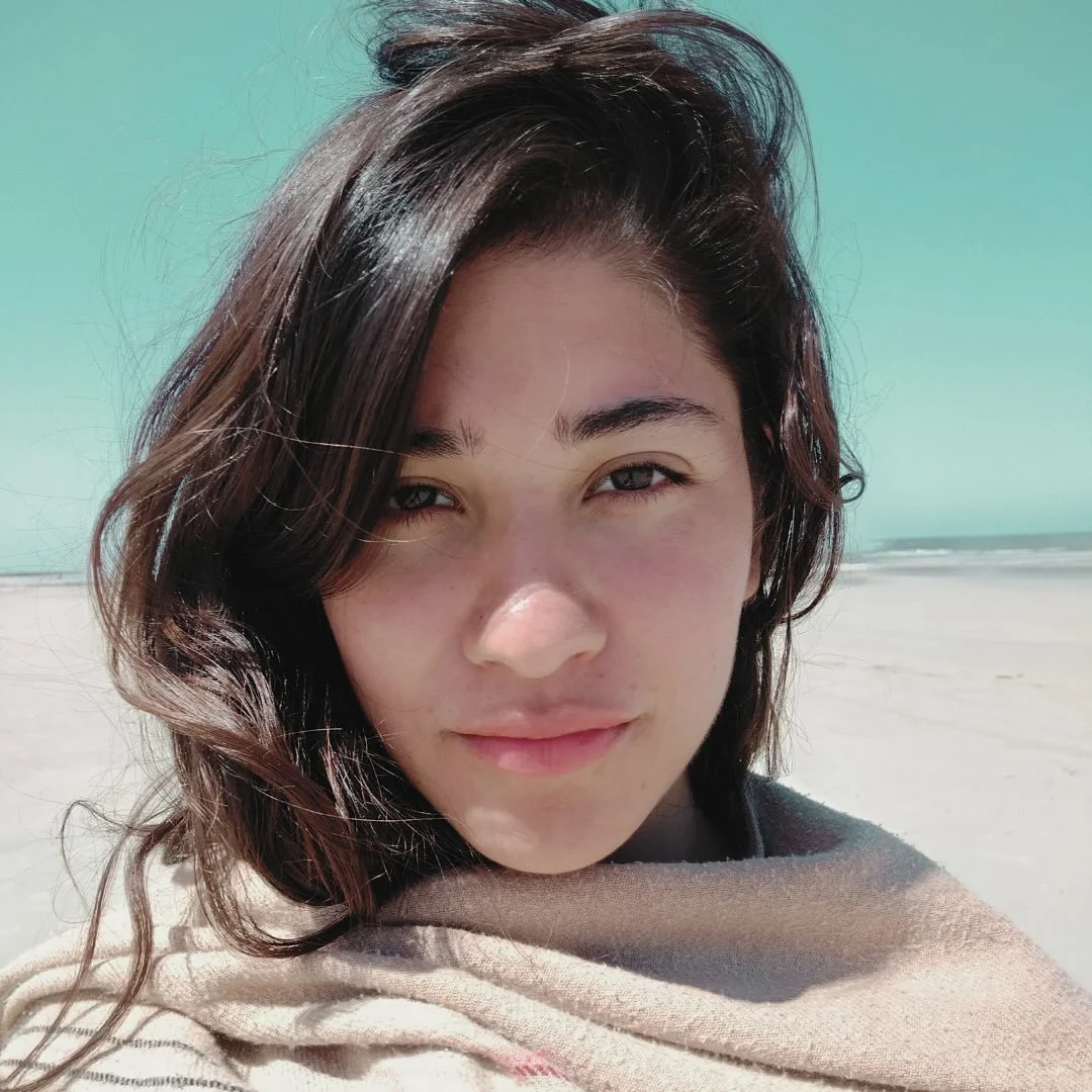 Yesterday I woke up and my garden was filled with daisies. Intuitively, I felt called to collect those beautiful flowers, and it was as if my body gently invited me to taste one of them :)

This morning I thanked the plant Spirits who left me such a 