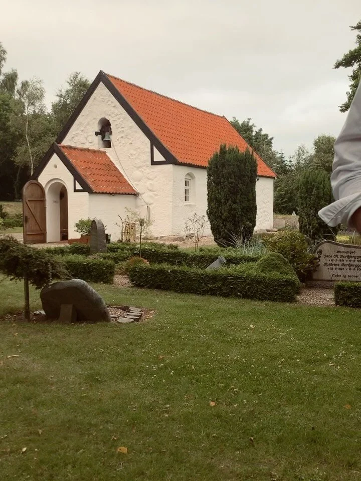 ✨ Fortryllet af Danmarks mindste kirke ✨

Vores lille sommertour er slut &ndash; og vi har nydt magiske &oslash;jeblikke. At afslutte i Danmarks mindste kirke, var noget s&aelig;rligt: H&aring;bet er de lyse n&aelig;tter, en lille kirkeb&aelig;nk og 